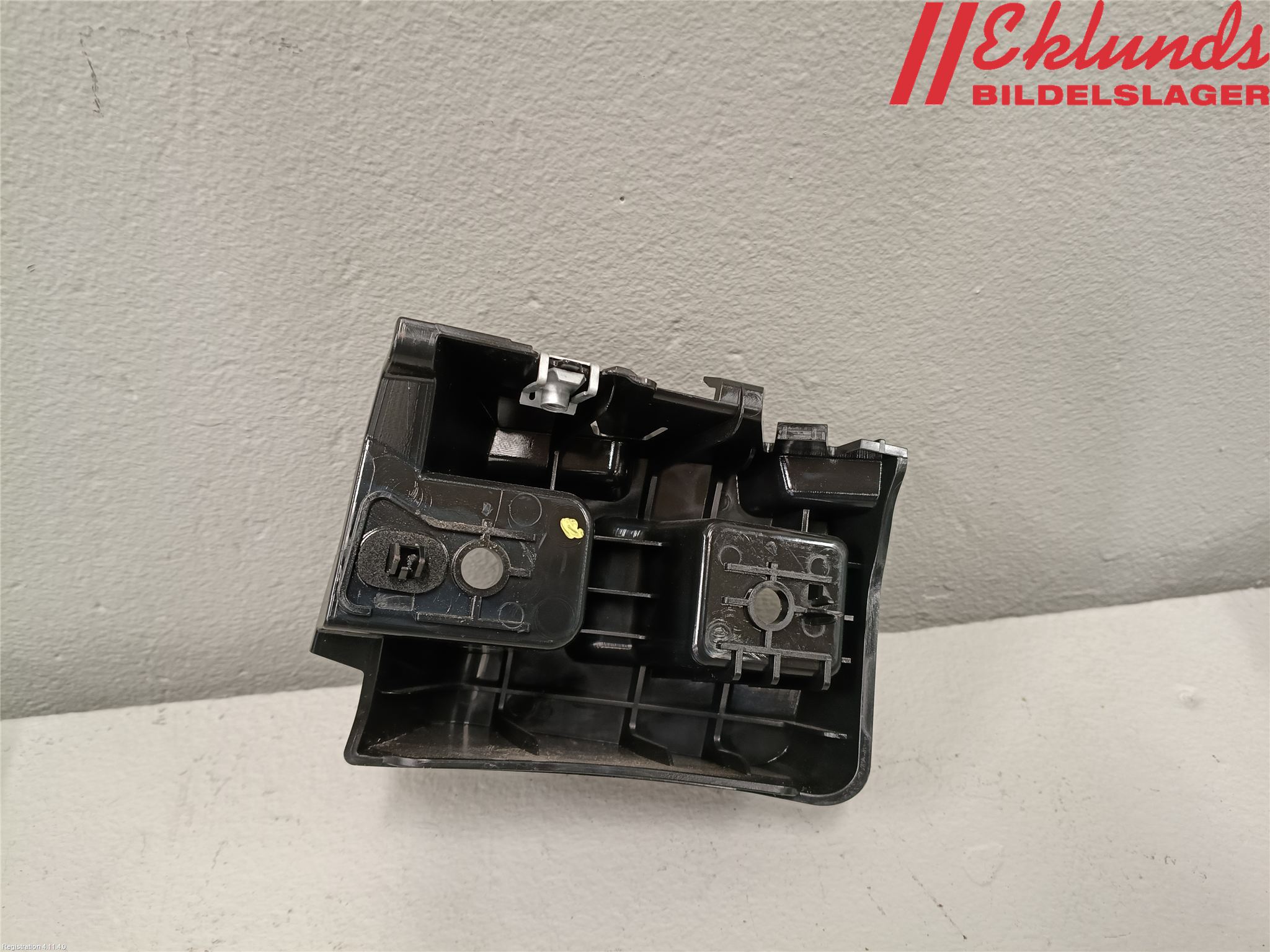 Tesla MODEL Y 21- Stötfångarfäste Bak Vä