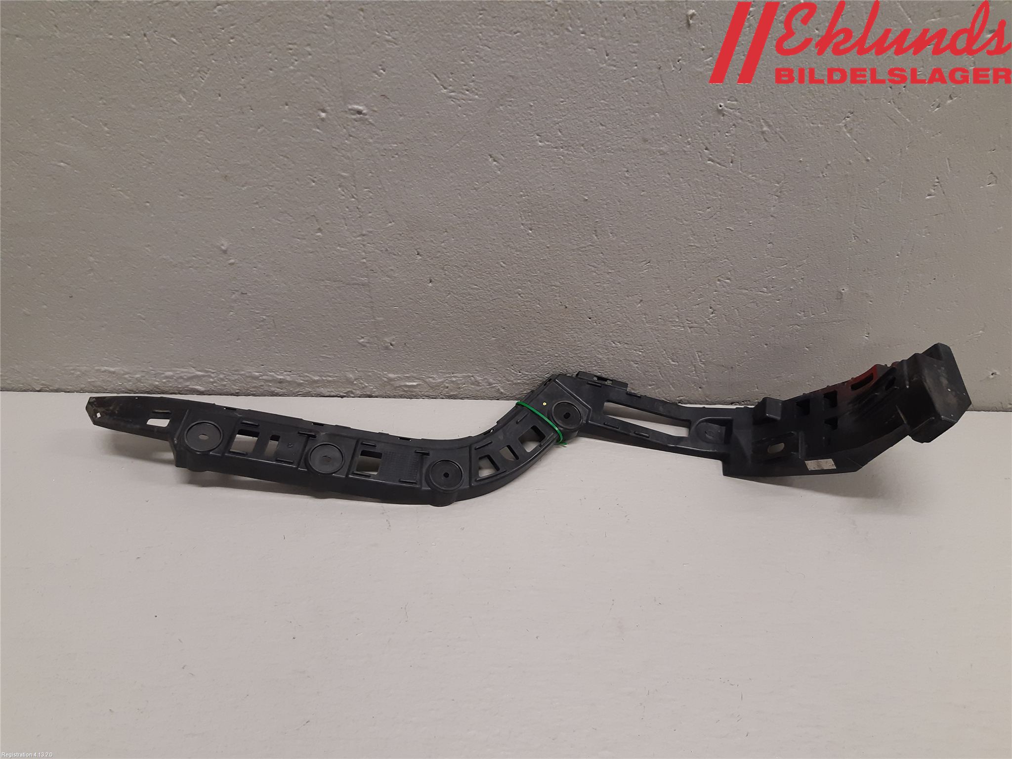 Volkswagen VW PASSAT 11-14 Stötfångarfäste Bak Hö
