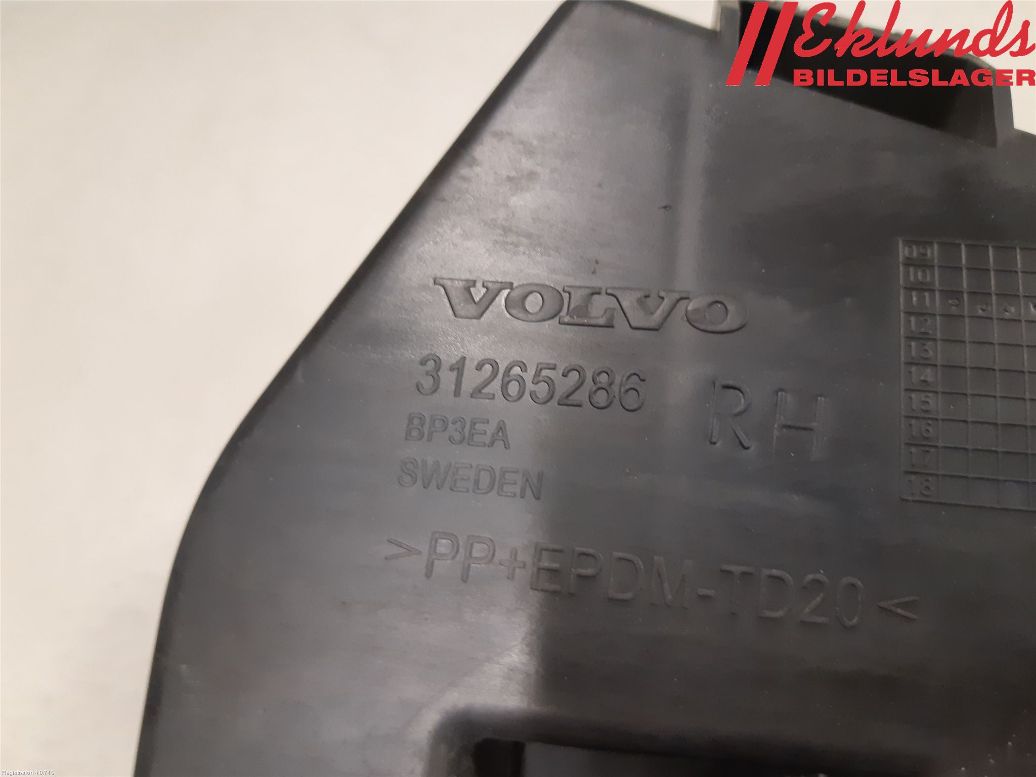 Volvo V60 11-13 Stötfångarfäste Bak Hö
