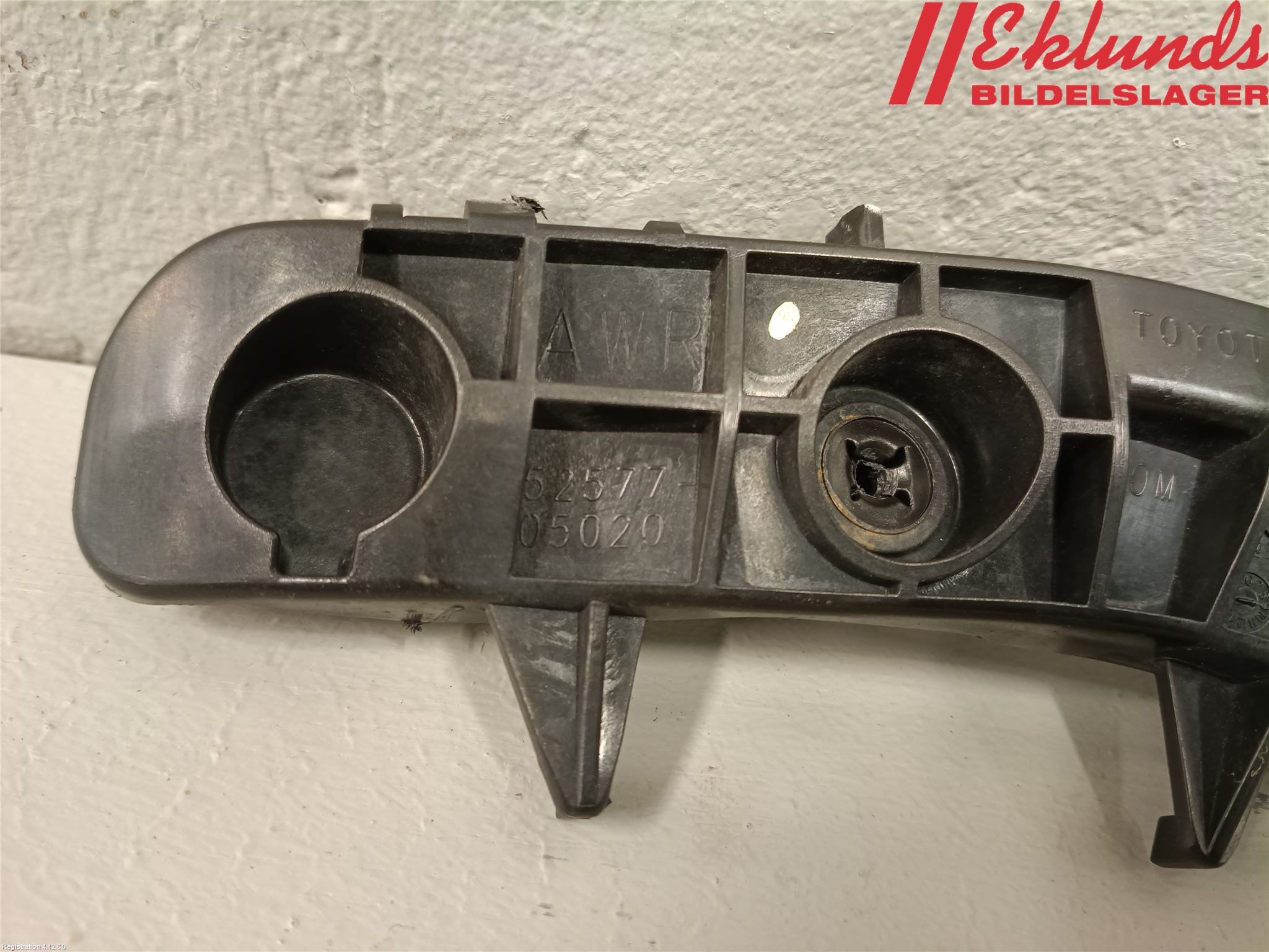 Toyota AVENSIS 09-15 Stötfångarfäste Bak Hö