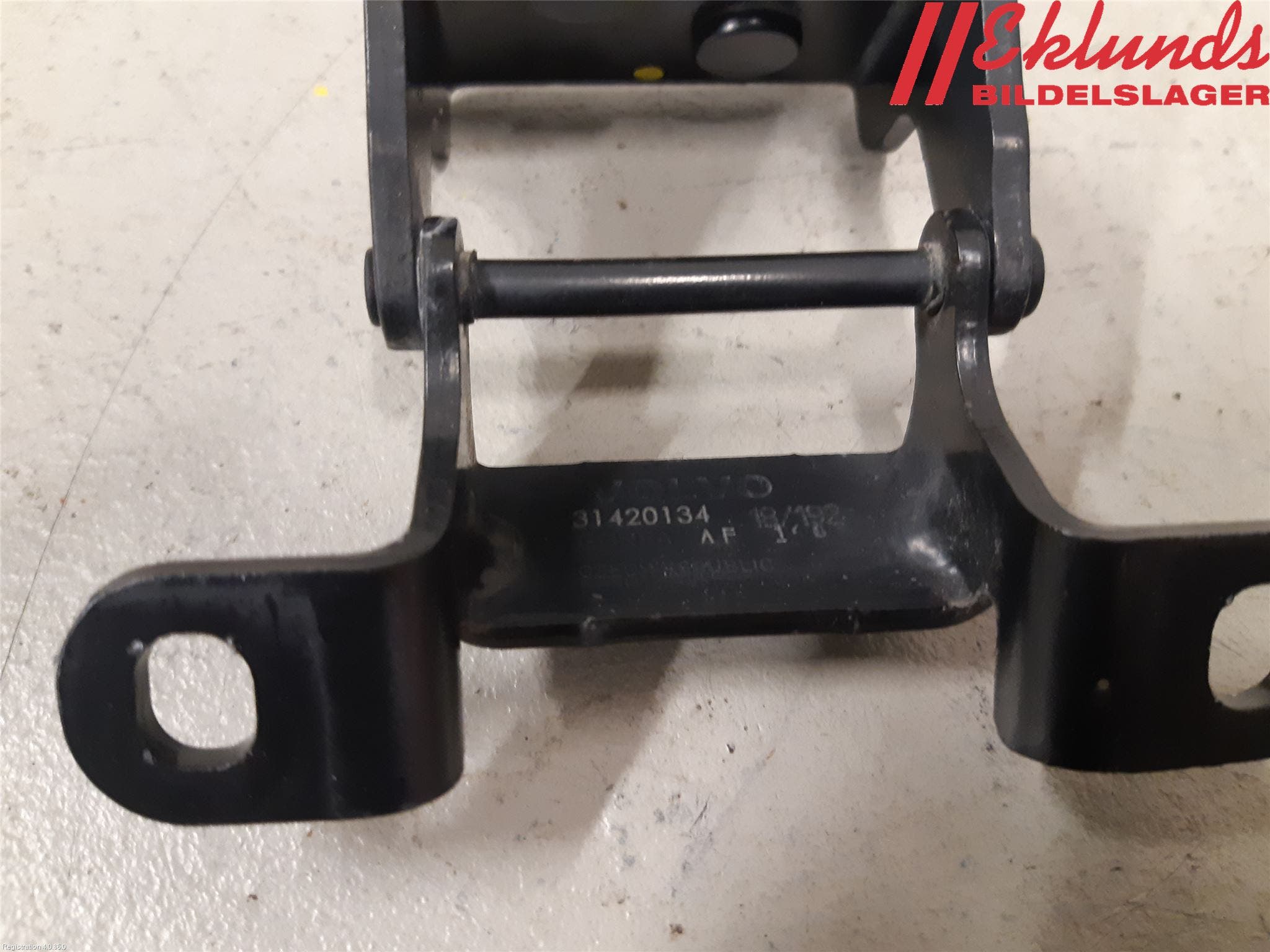 Volvo V90 17->> Bakluckegångjärn Vä