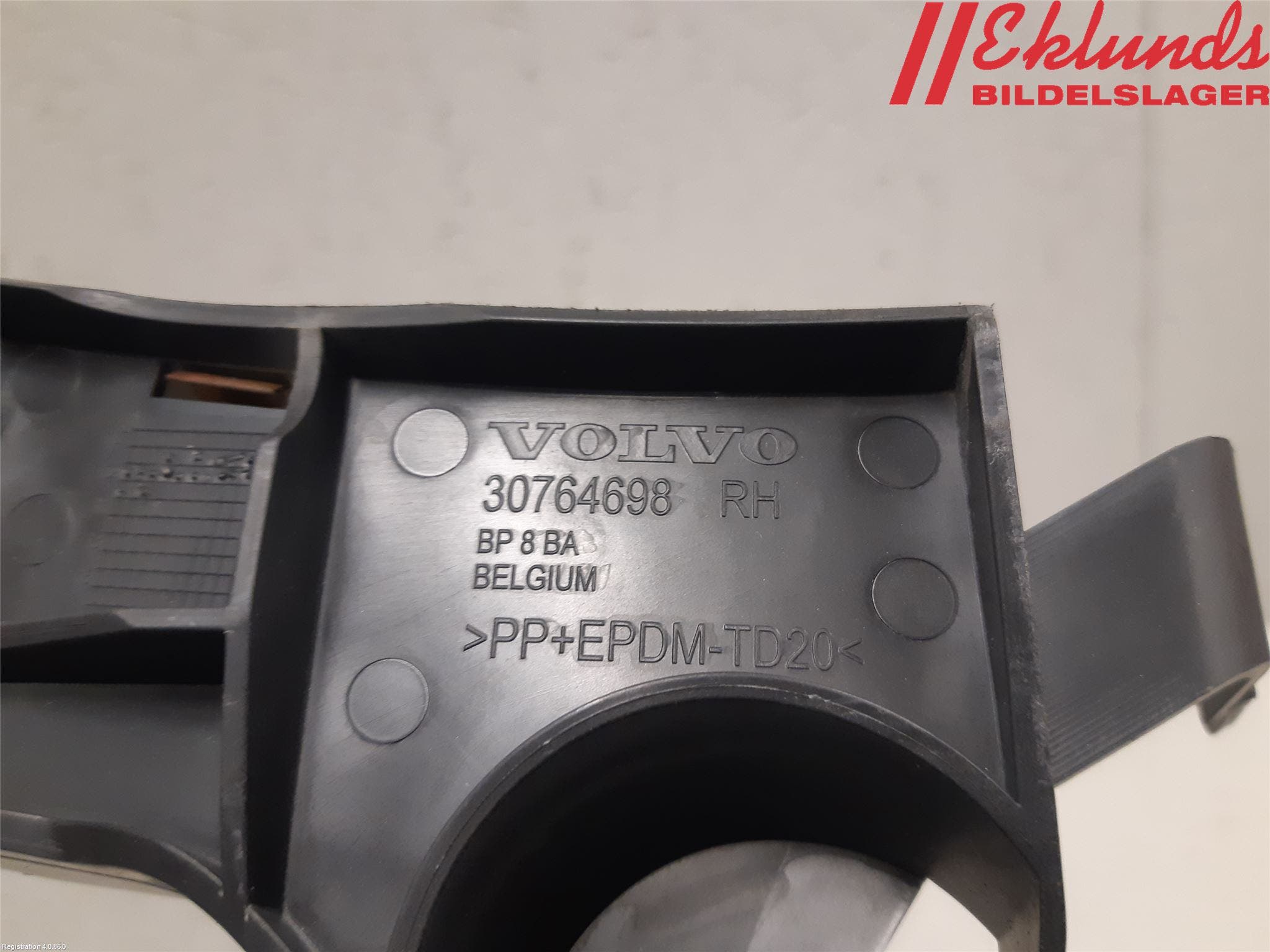 Volvo XC60 09-13 Stötfångarfäste Bak Hö