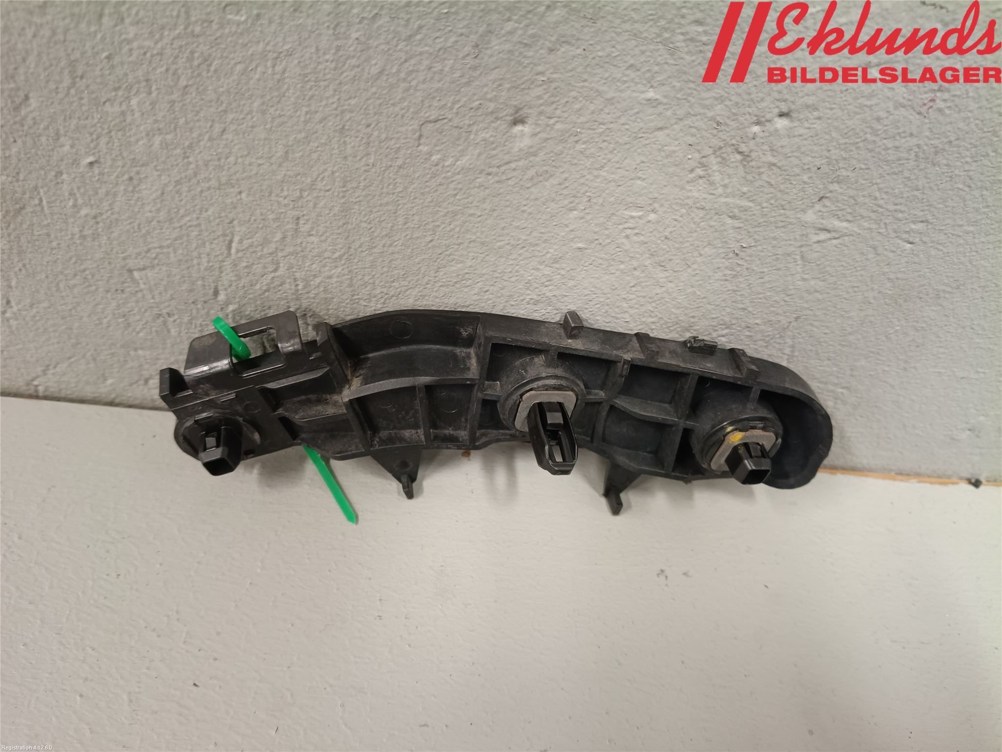 Toyota AVENSIS 09-15 Stötfångarfäste Bak Hö