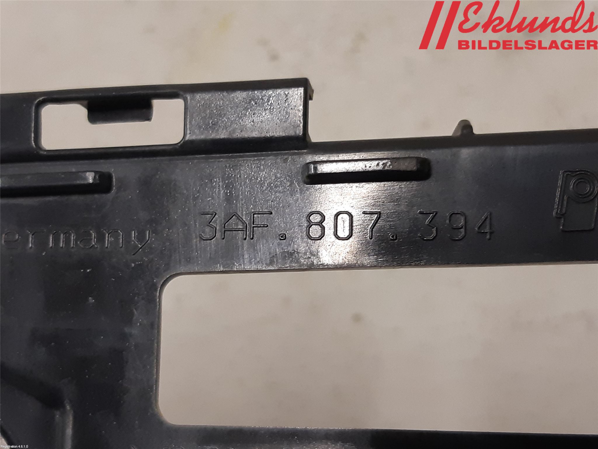 Volkswagen VW PASSAT 11-14 Stötfångarfäste Bak Hö
