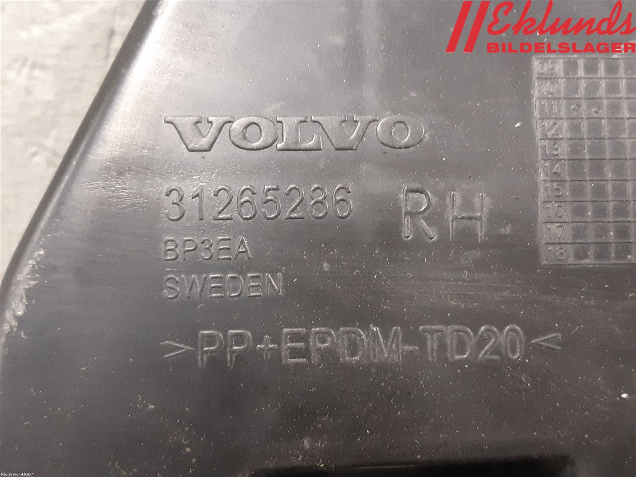 Volvo V60 11-13 Stötfångarfäste Bak Hö