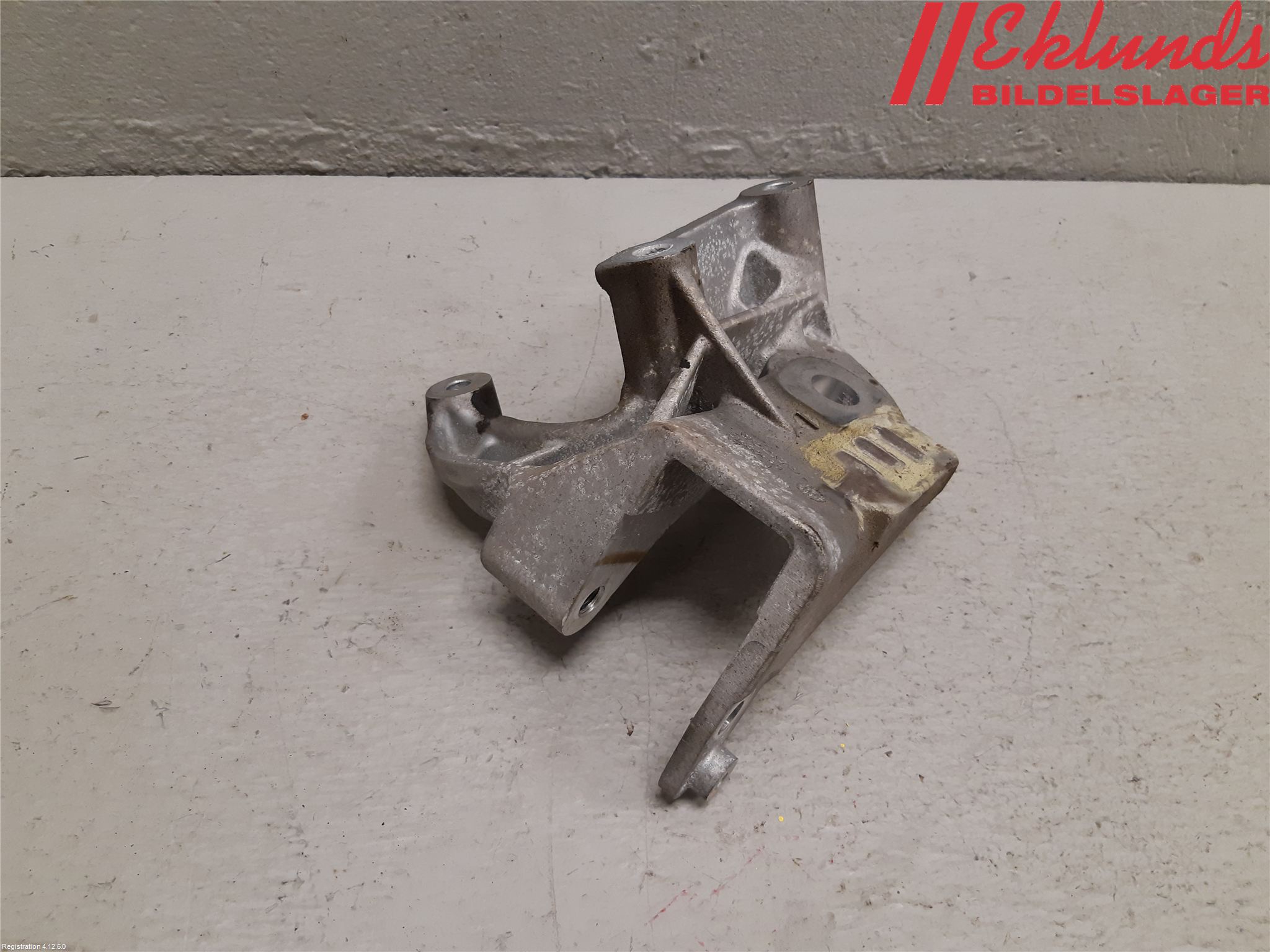 Volvo V90 17->> Motorfäste