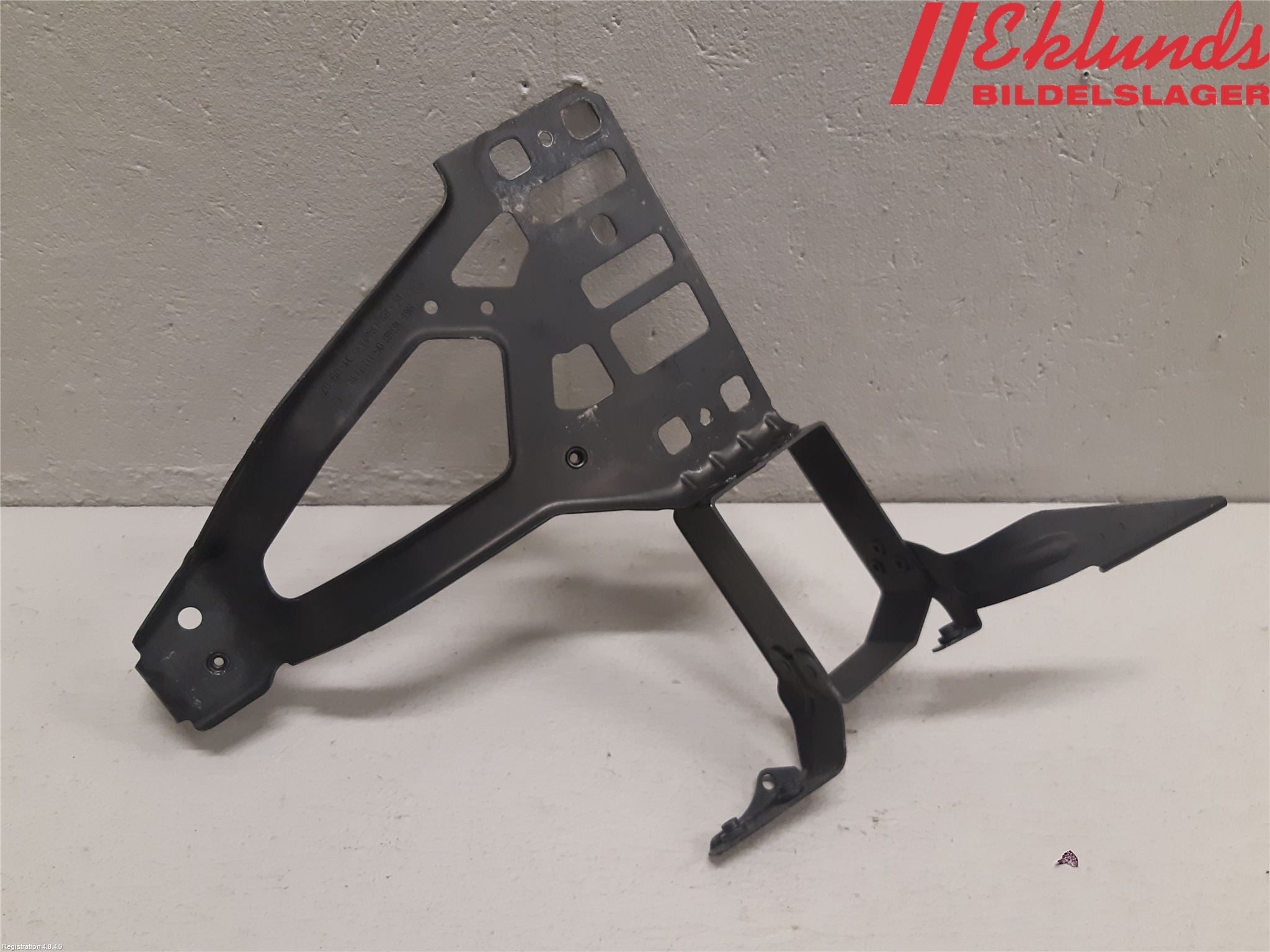 BMW 5 E60/61 Sed/Tou 02-10 Strålkast Fästsarg