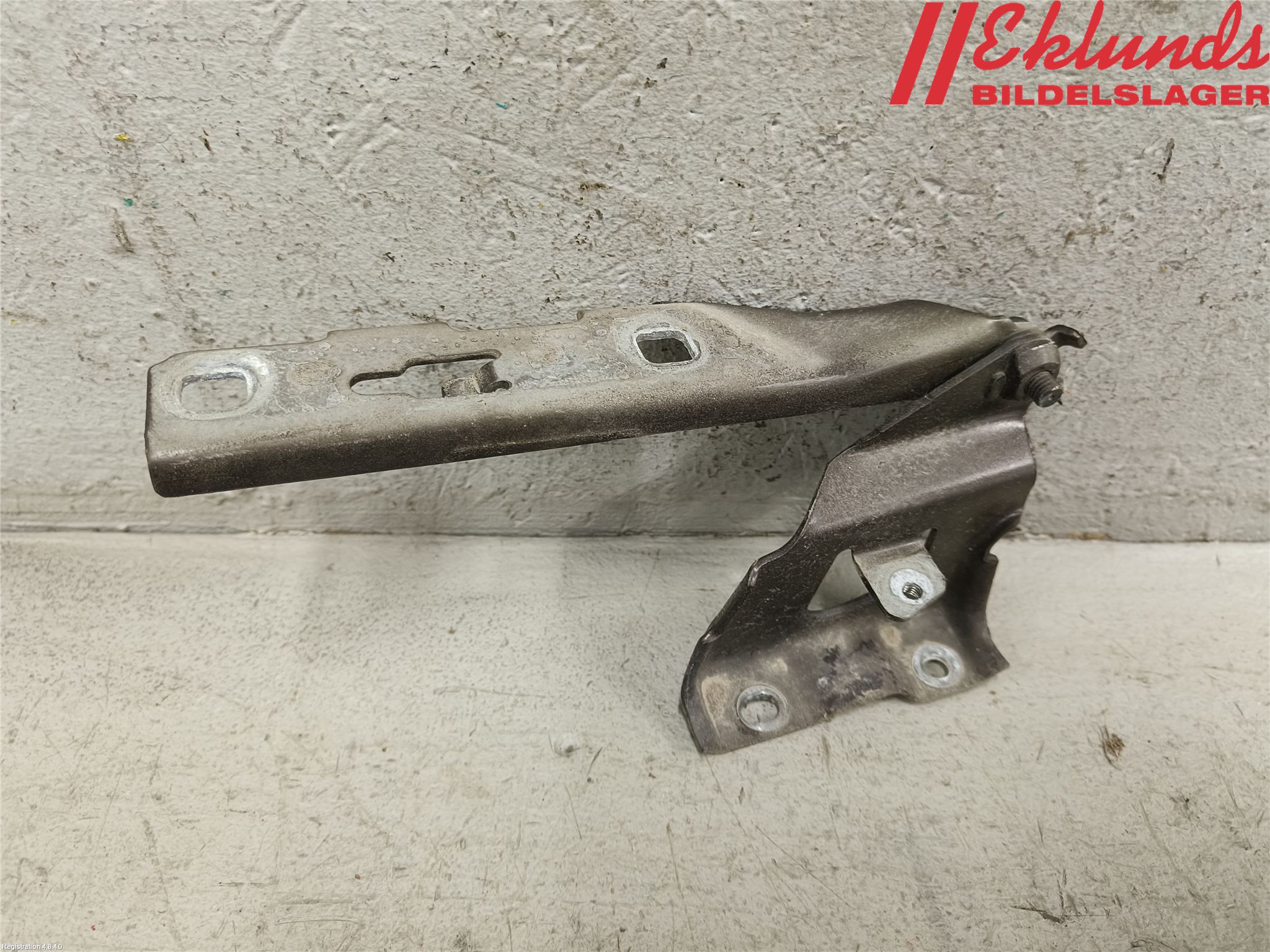 Audi A4 12-15 Huvgångjärn