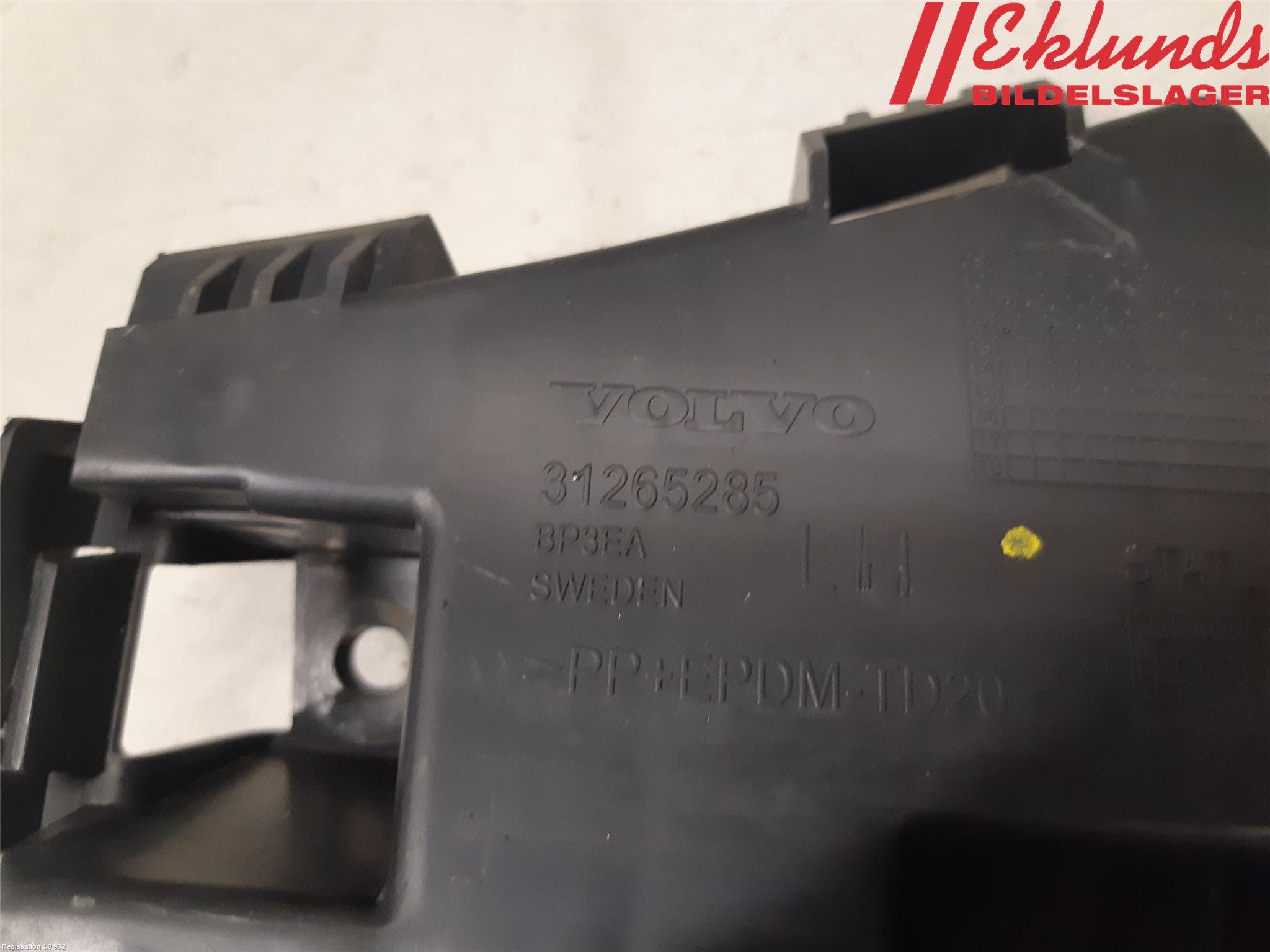 Volvo V60 11-13 Stötfångarfäste Bak Vä