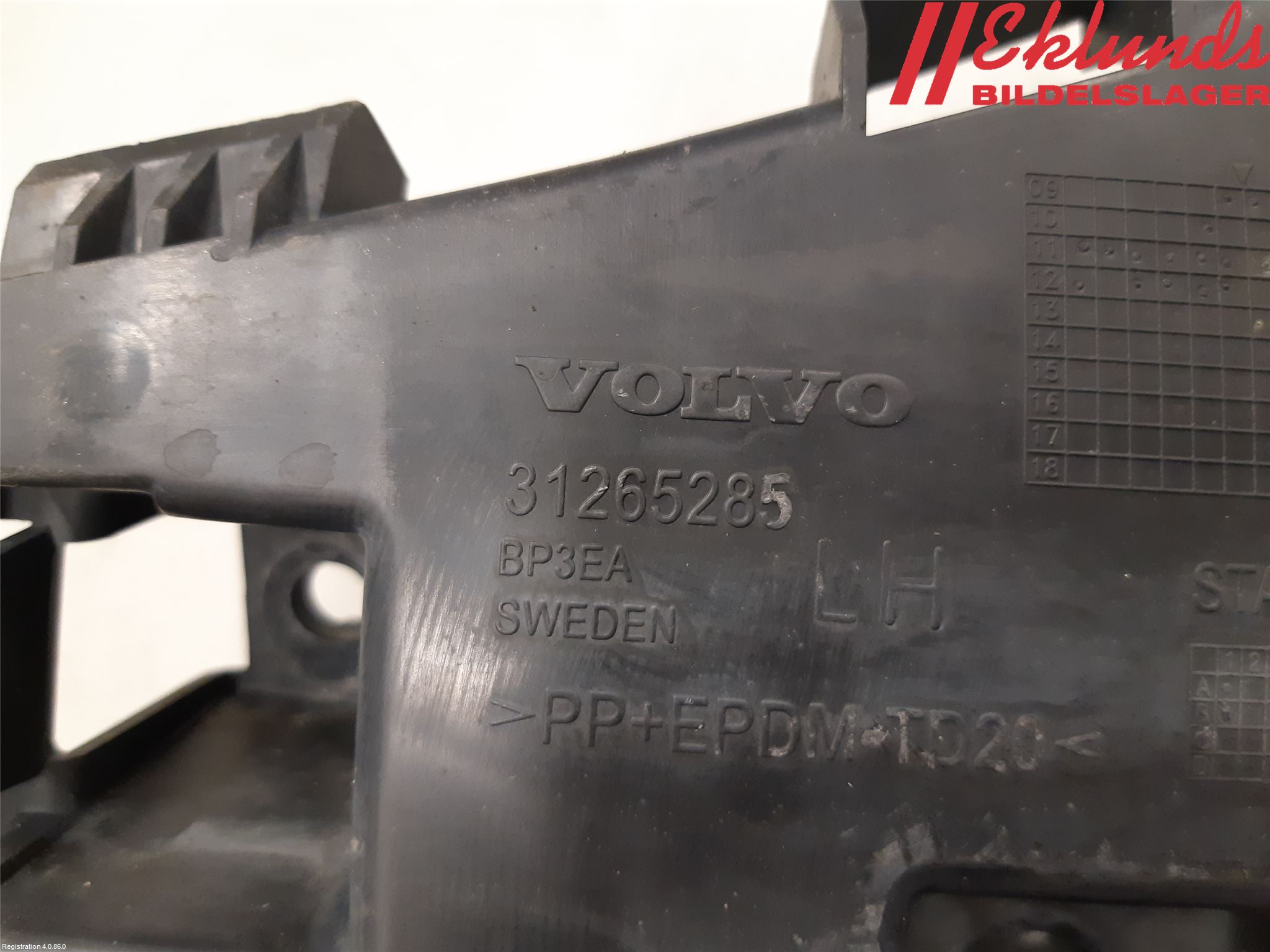 Volvo V60 11-13 Stötfångarfäste Bak Vä