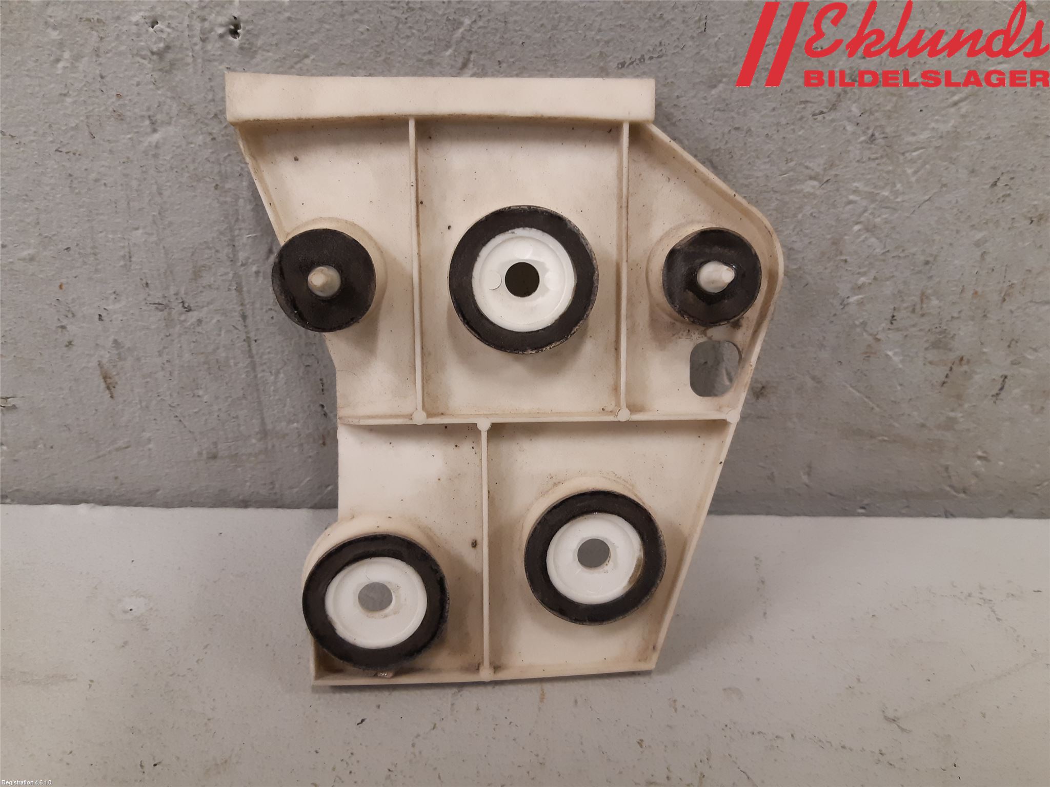 Volvo S70/V70/XC  97-00 Stötfångarfäste Bak Vä