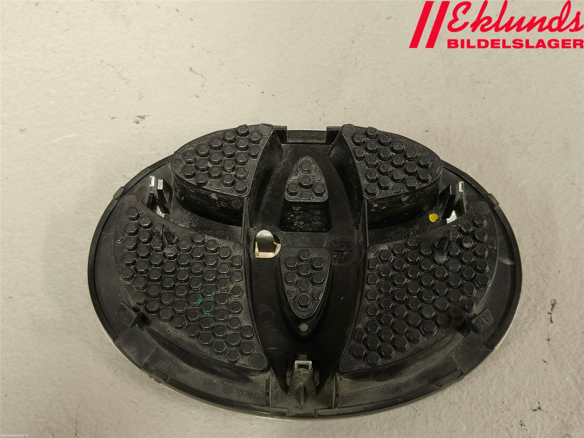 Toyota YARIS XP130 12-14 Emblem