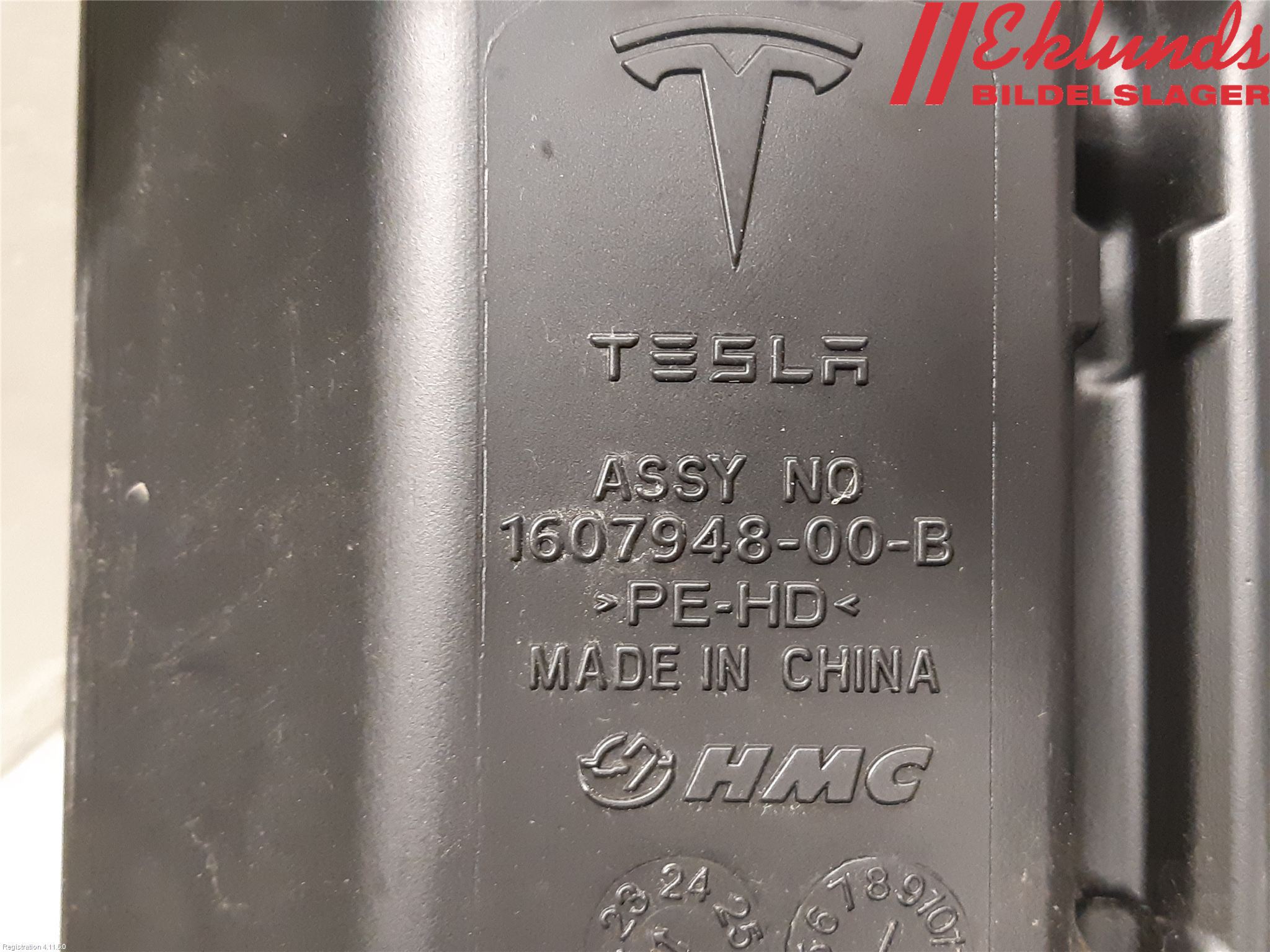 Tesla MODEL Y 21- Spolartank Vindruta