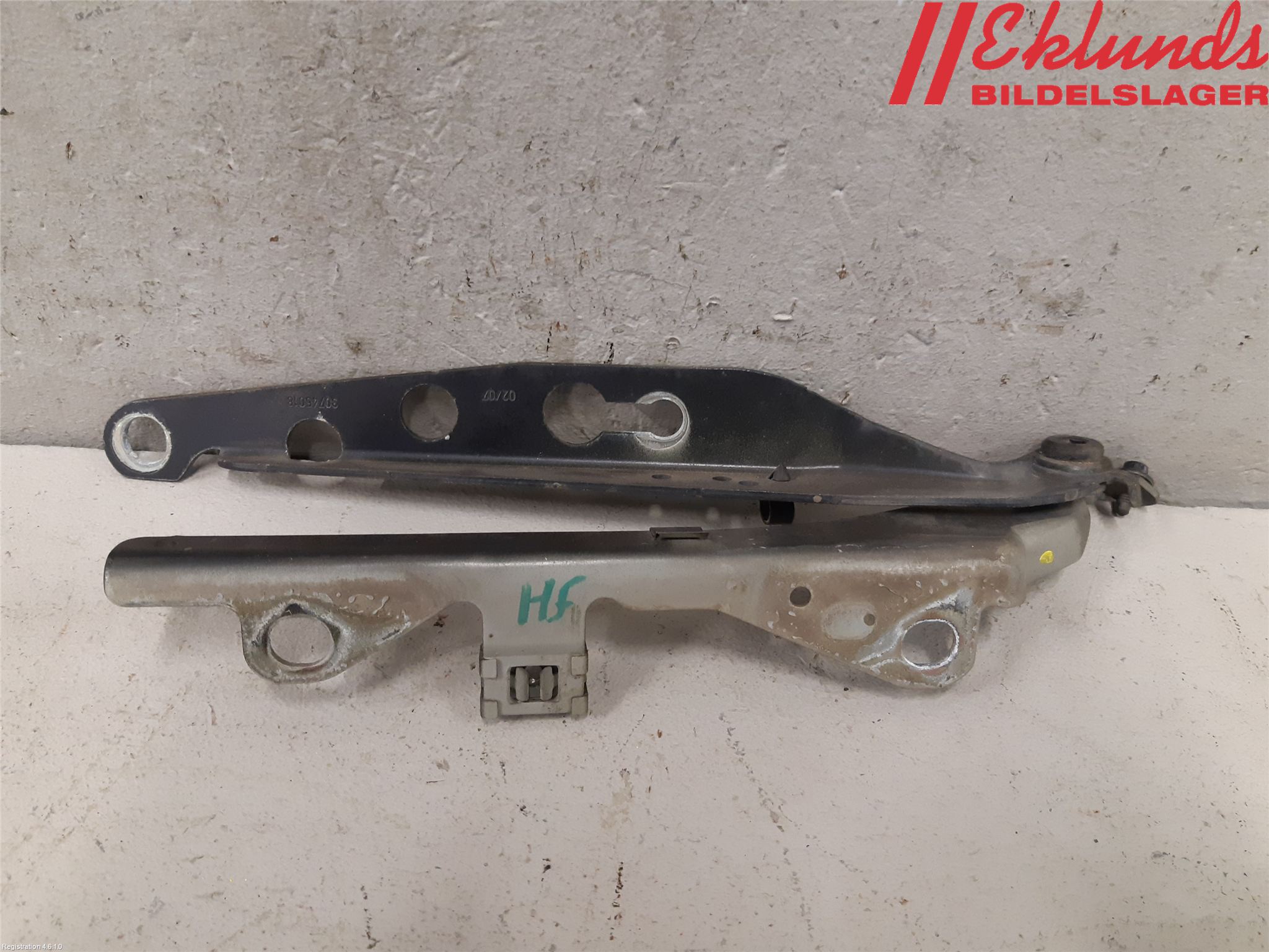 Volvo V70 05-08 Huvgångjärn