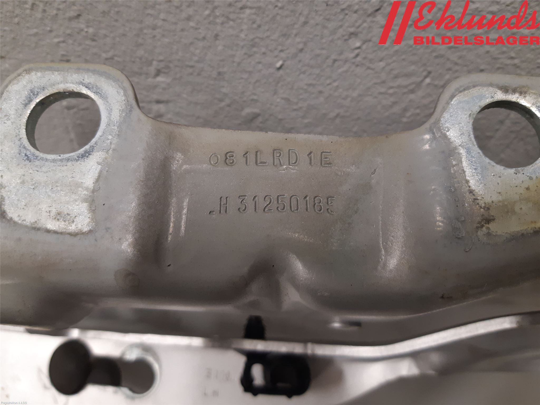 Volvo V70 08-13 Huvgångjärn