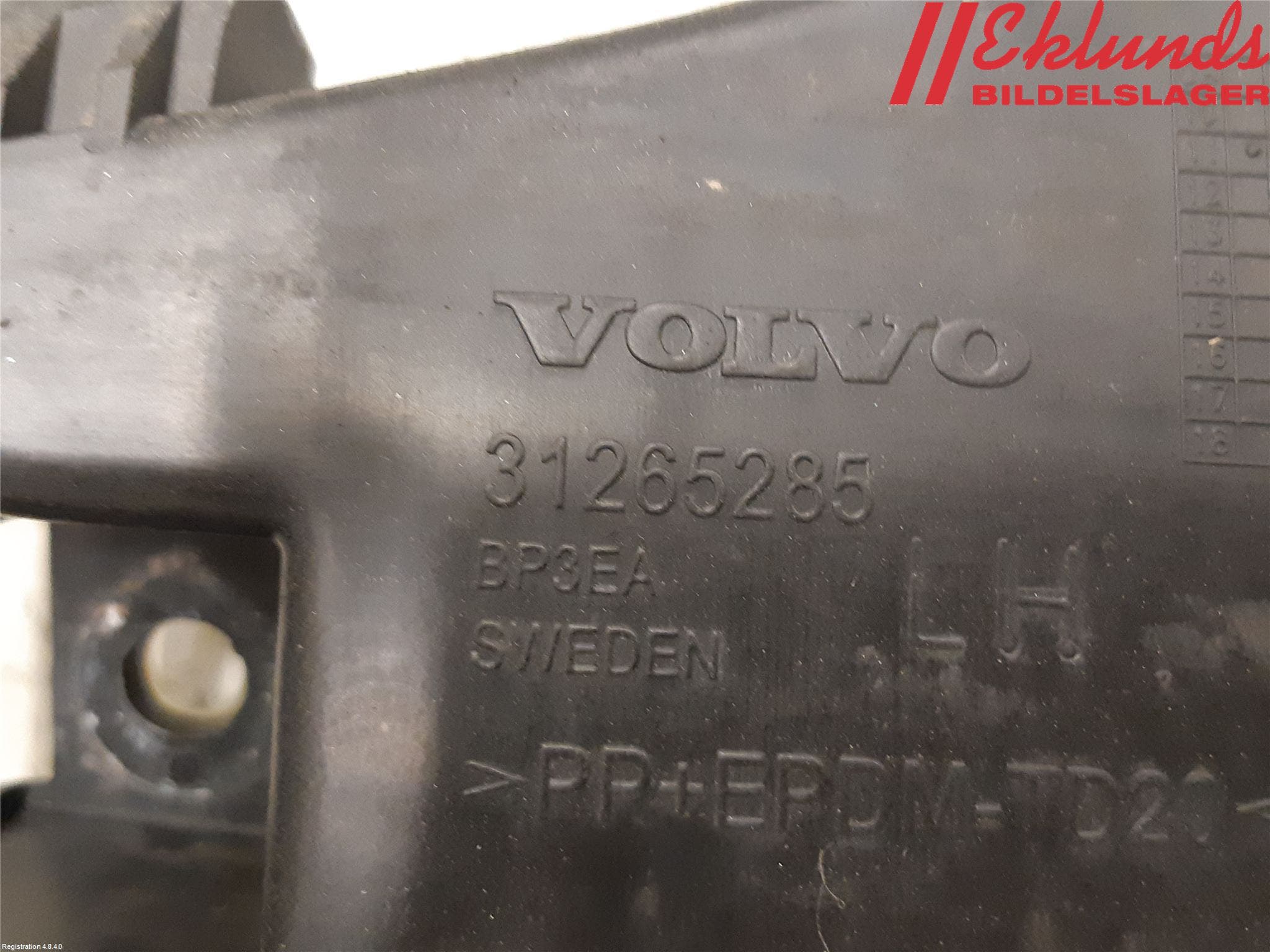 Volvo V60 11-13 Stötfångarfäste Bak Vä