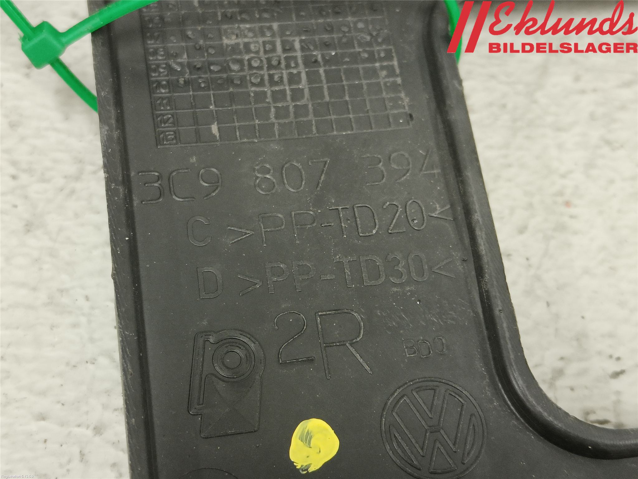 Volkswagen VW PASSAT 05-11 Stötfångarfäste Bak Hö
