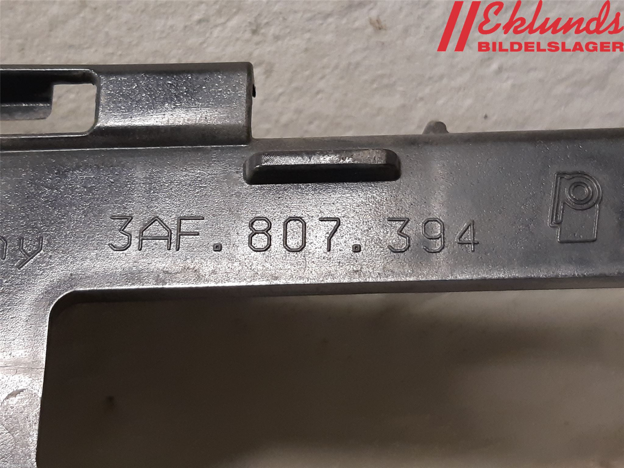 Volkswagen VW PASSAT 11-14 Stötfångarfäste Bak Hö