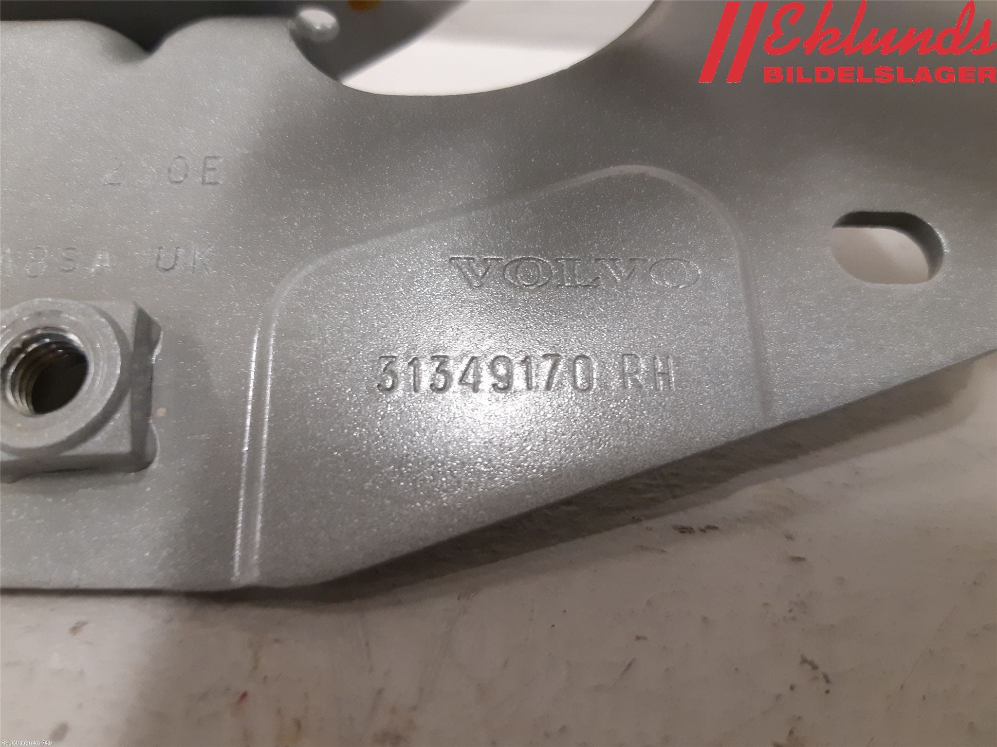 Volvo S60 14-18 Bakluckegångjärn Hö