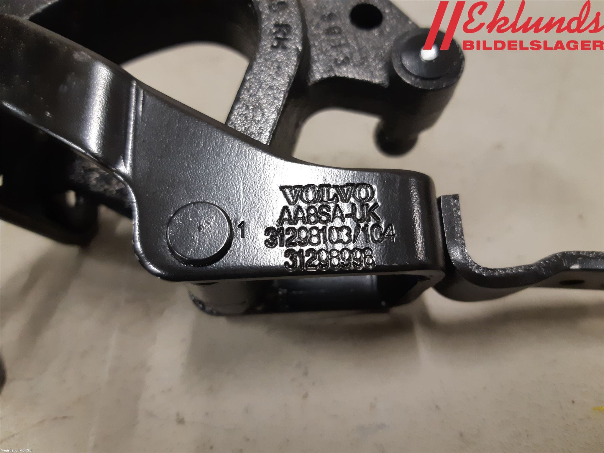 Volvo V70 14-16 Bakluckegångjärn Hö