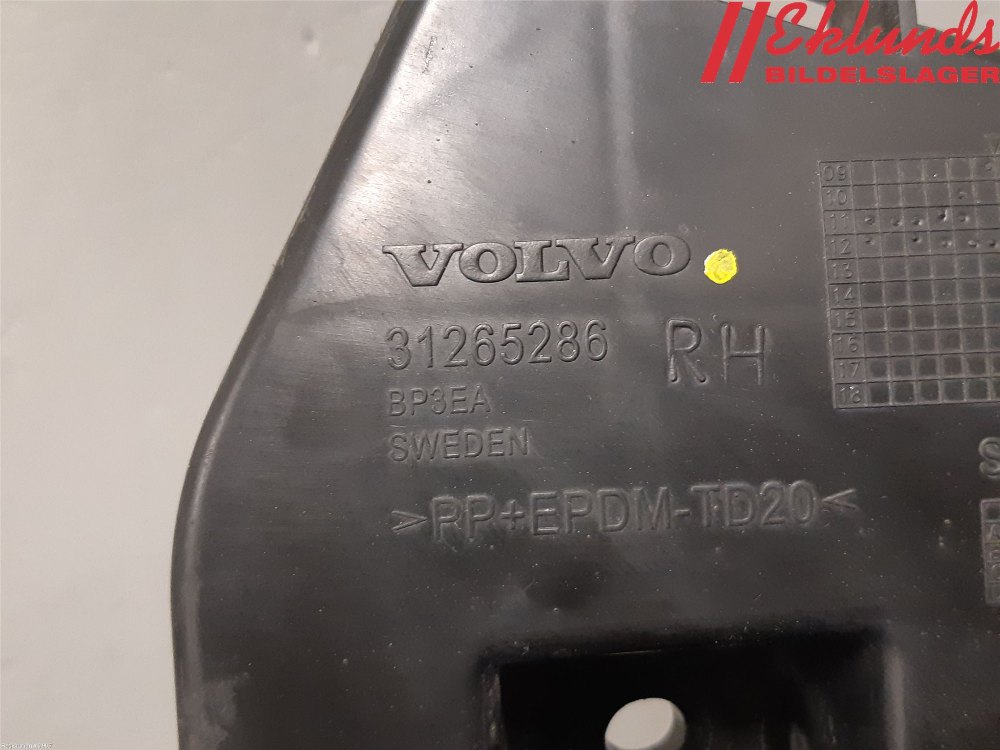 Volvo V60 11-13 Stötfångarfäste Bak Hö