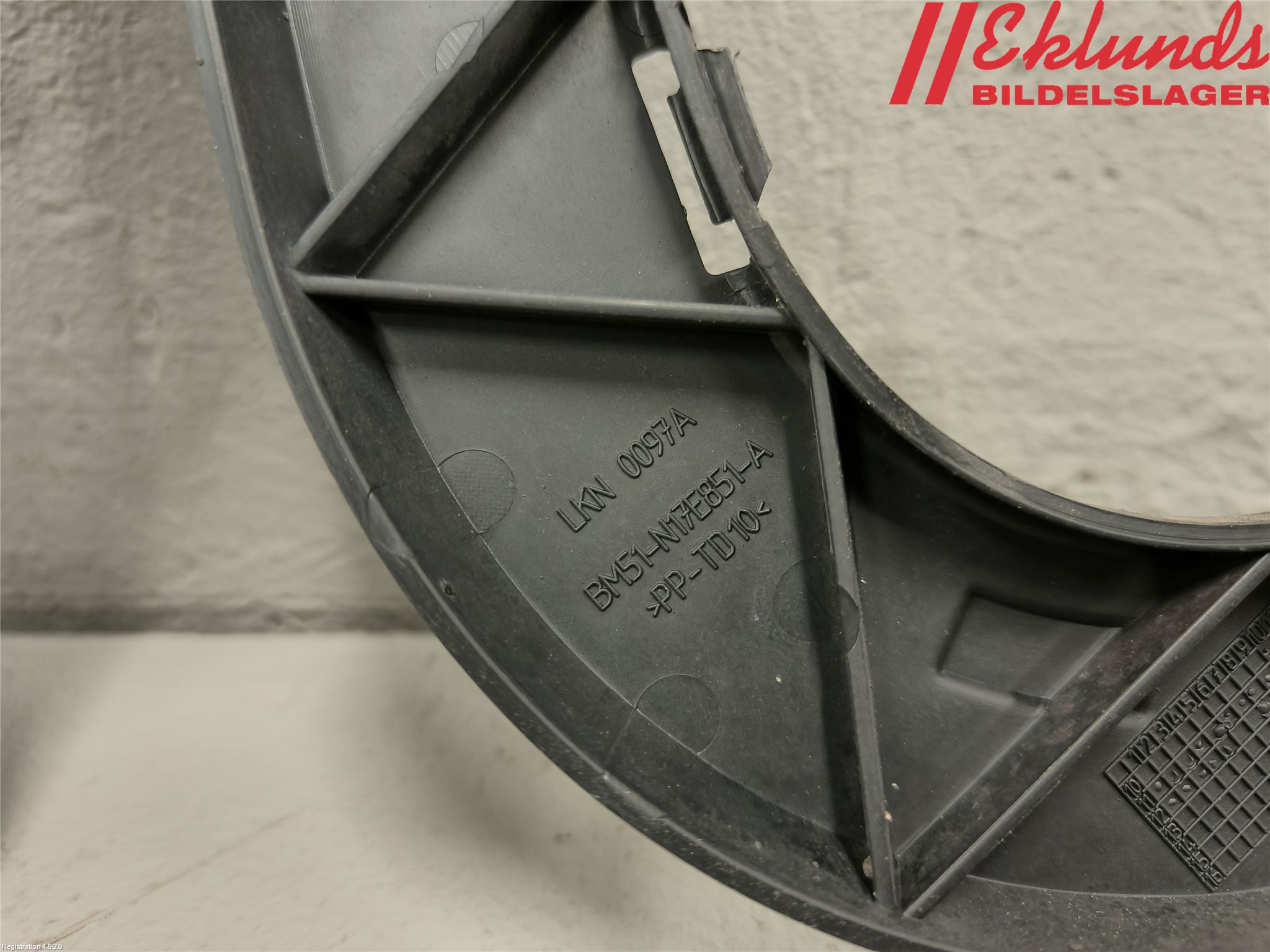 Ford FOCUS 11-14 Stötfångarfäste Bak Vä