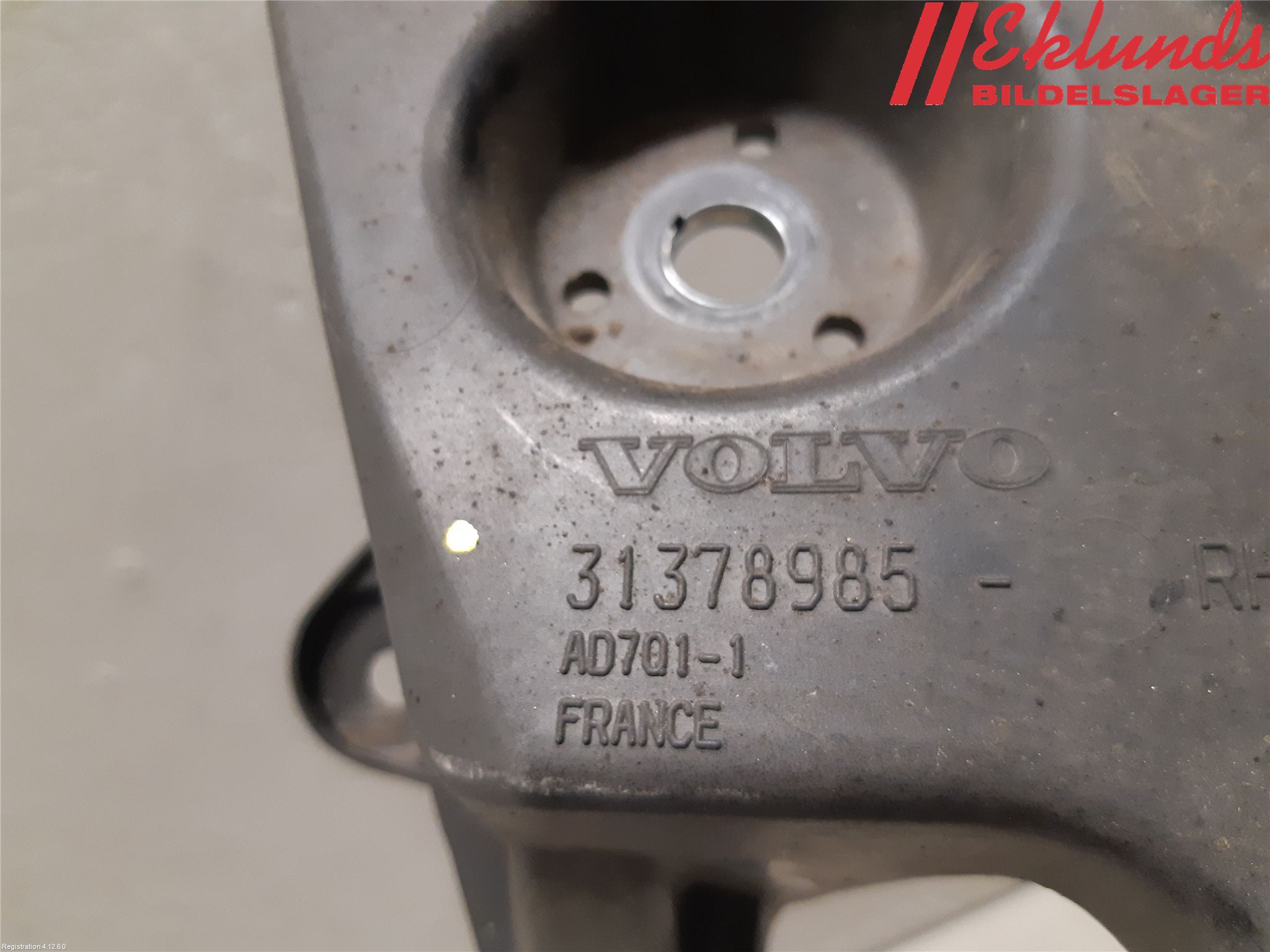 Volvo V90 17->> Skärmfäste Fram Hö