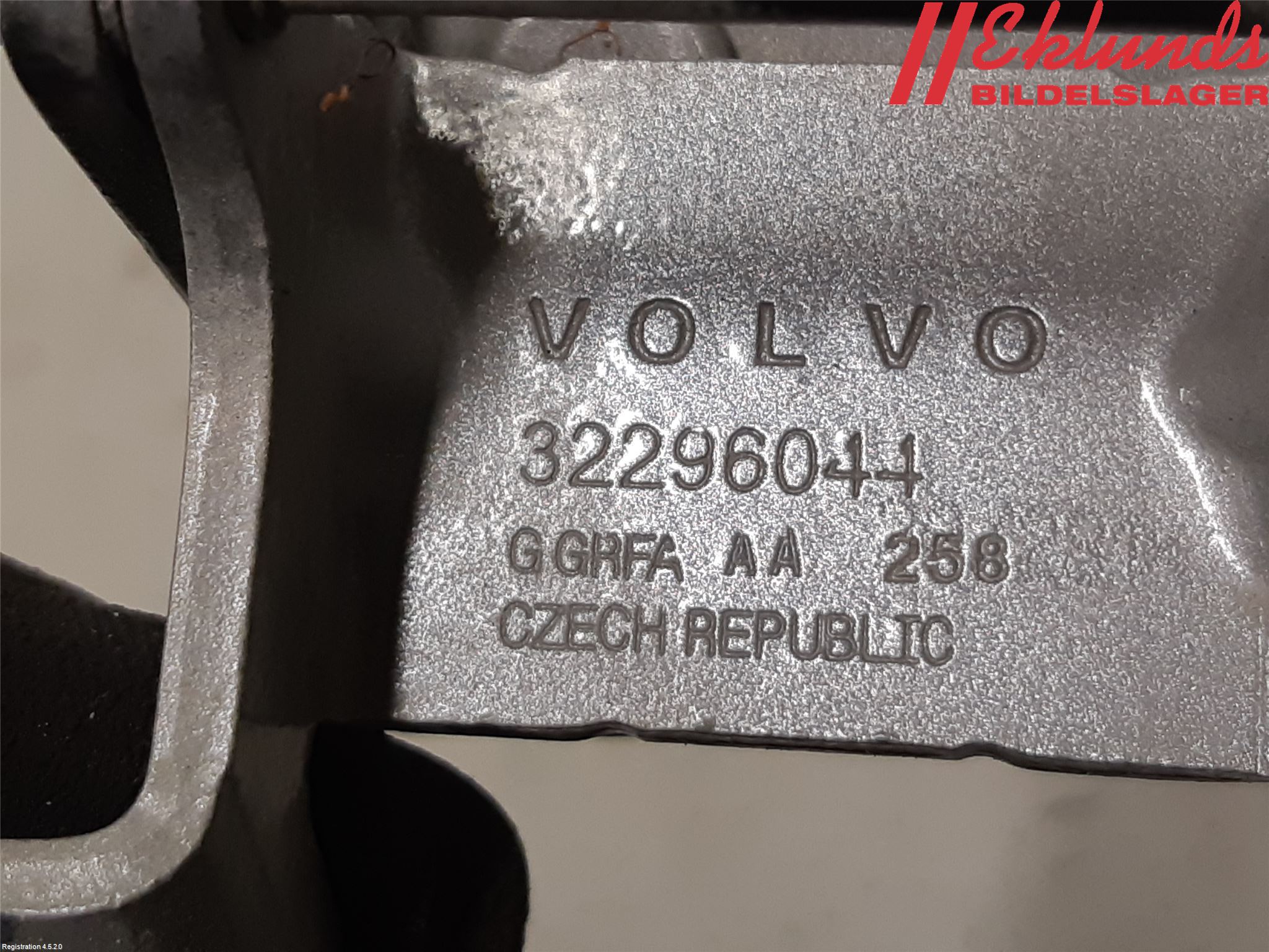 Volvo XC40/RECHARGE 18- Bakluckegångjärn Hö