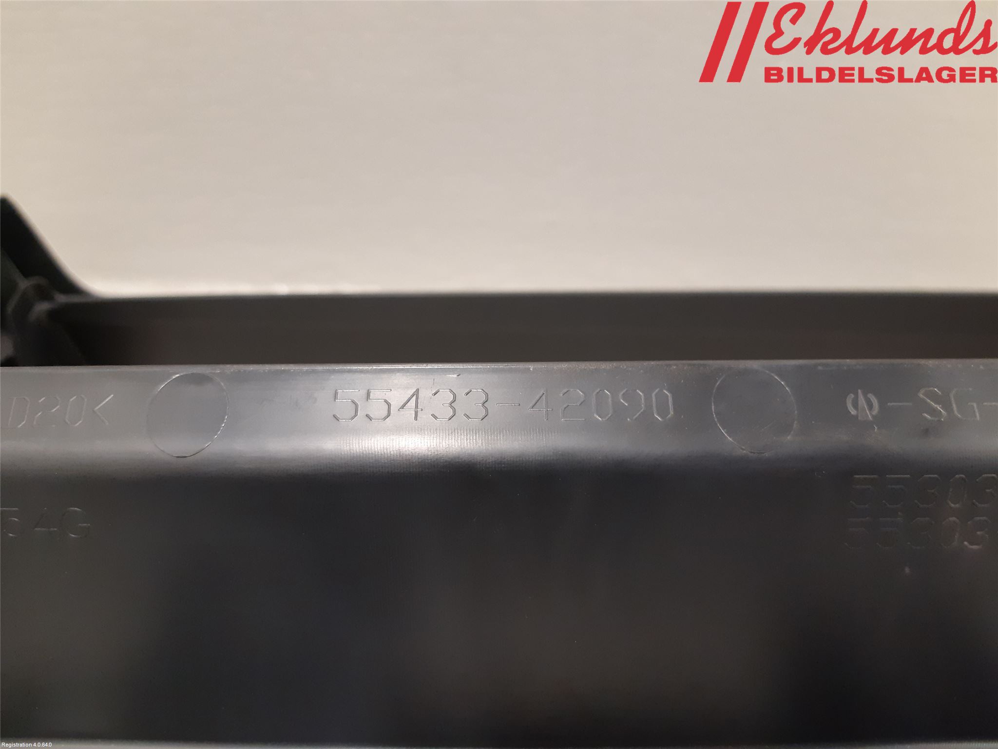 Toyota RAV4 19- Handskfack