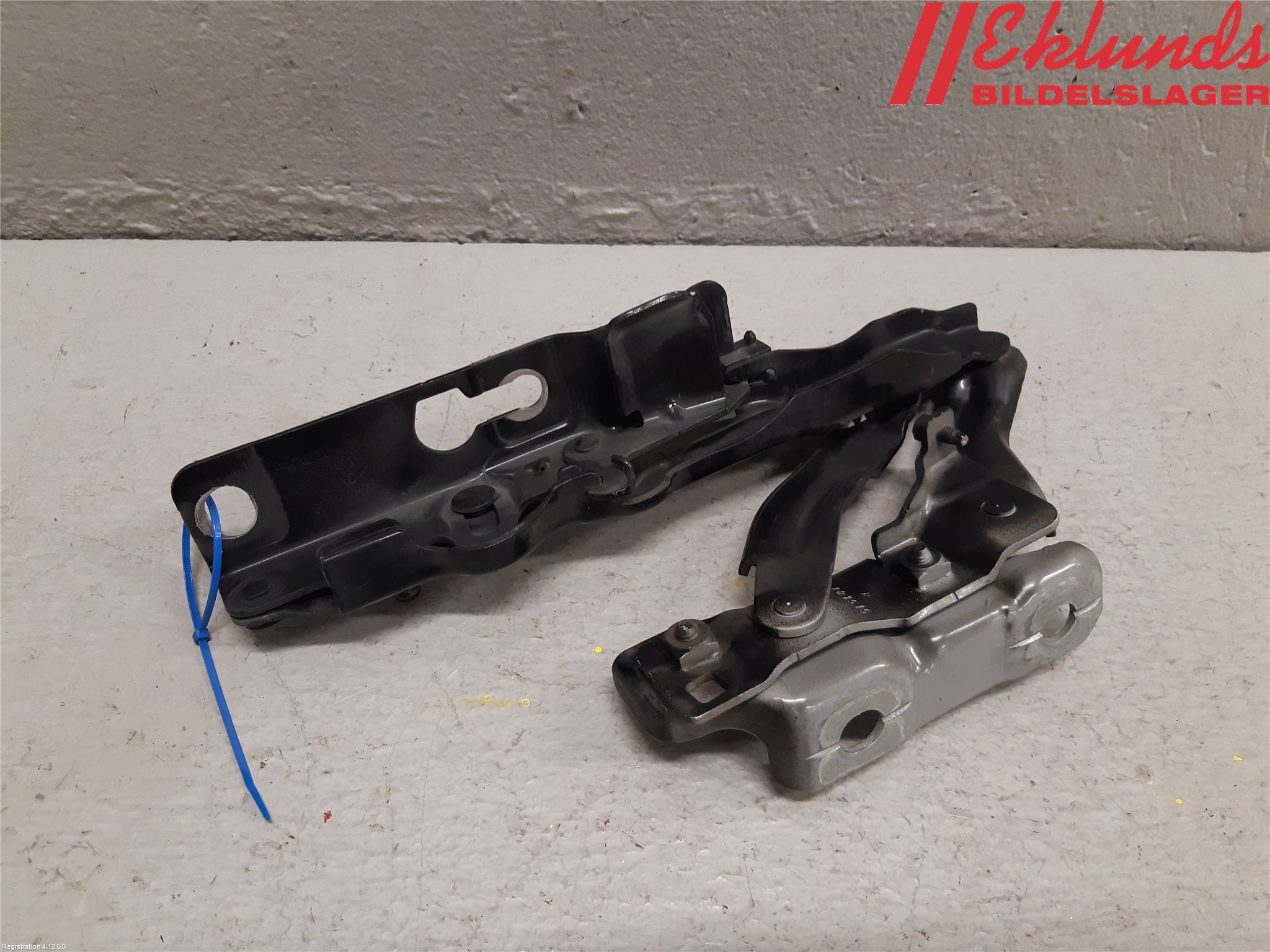 Volvo V90 17->> Huvgångjärn