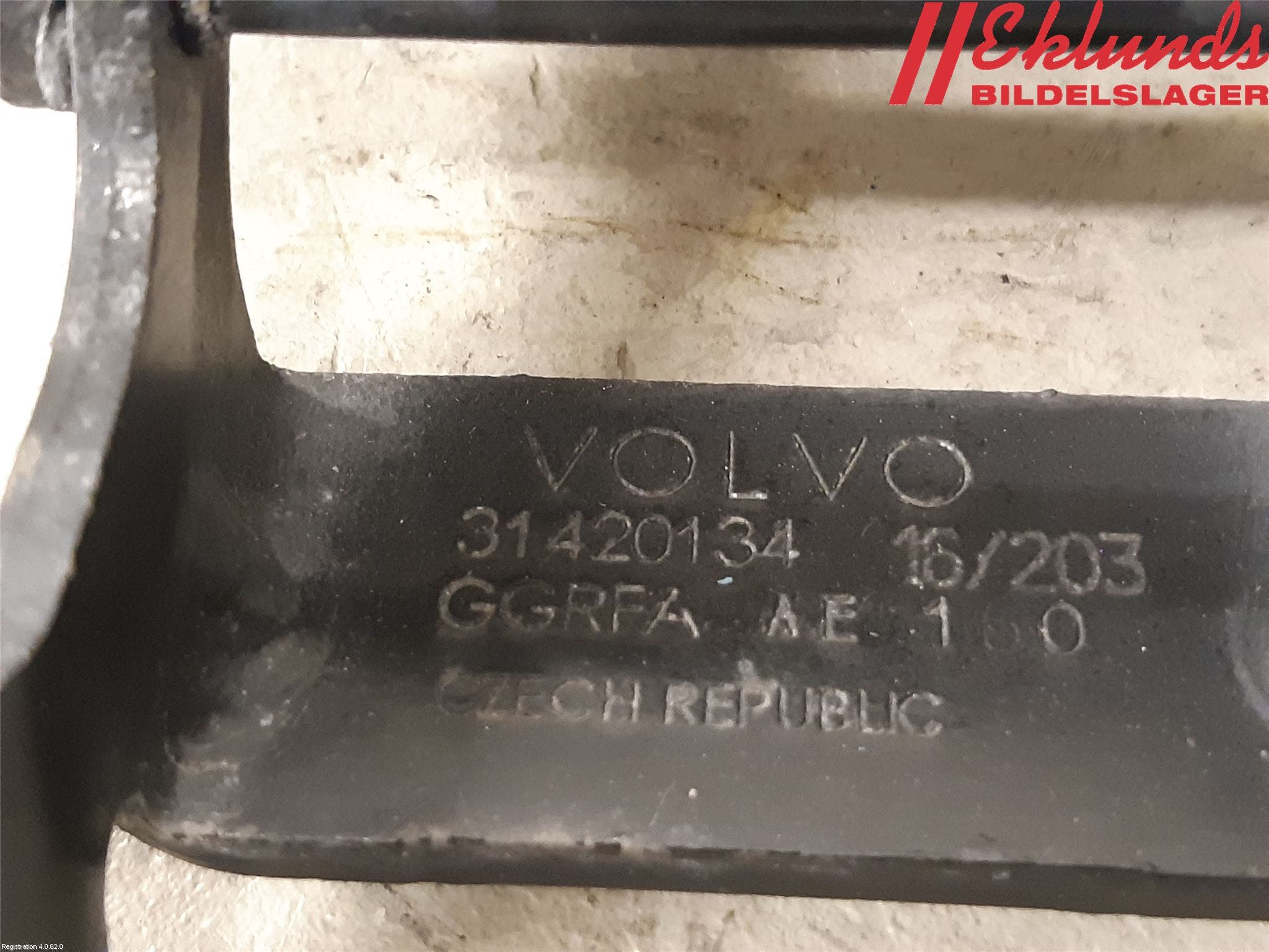 Volvo V90 17->> Bakluckegångjärn Hö