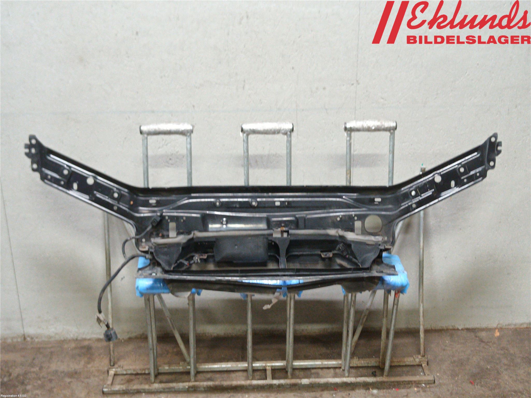 Volvo V70 05-08 Front Huvlåsplåt-Balk