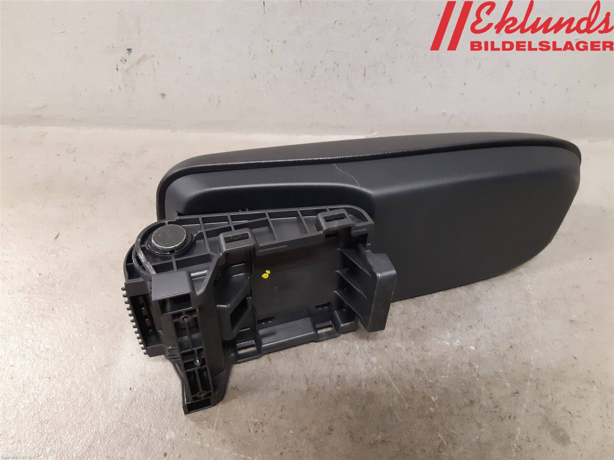 Toyota YARIS XP21 20- Inredning Armstöd