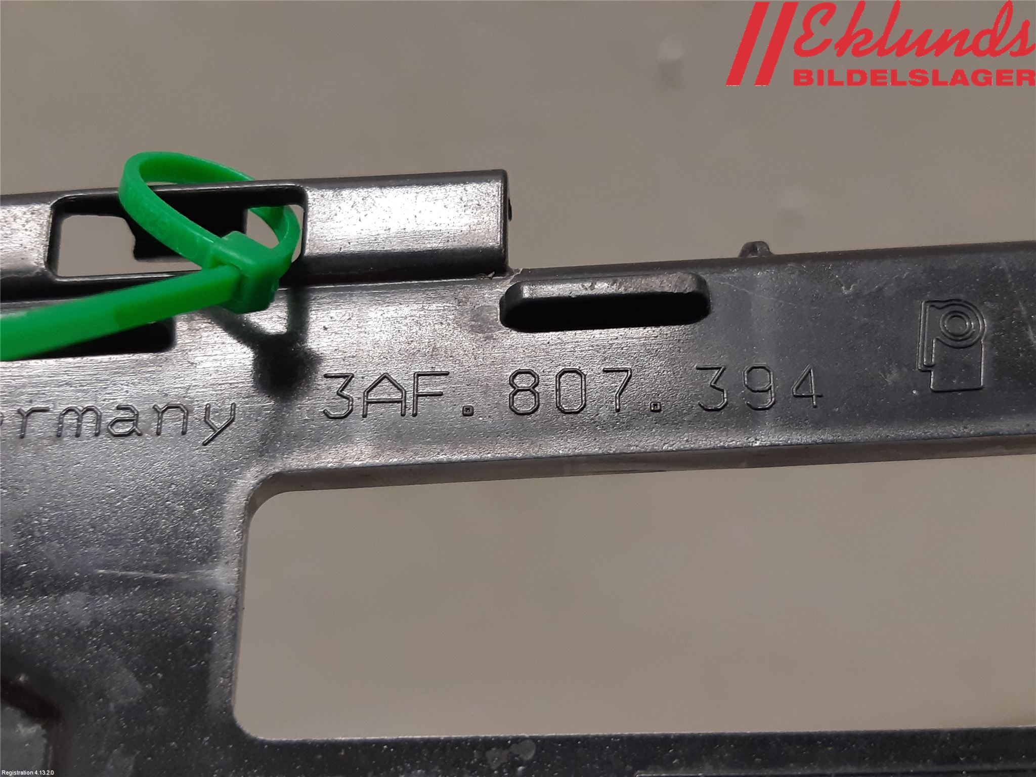 Volkswagen VW PASSAT 11-14 Stötfångarfäste Bak Hö
