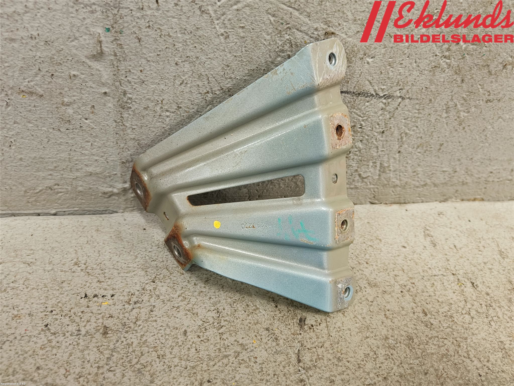 MG ZS EV 20- Skärmfäste Fram Hö