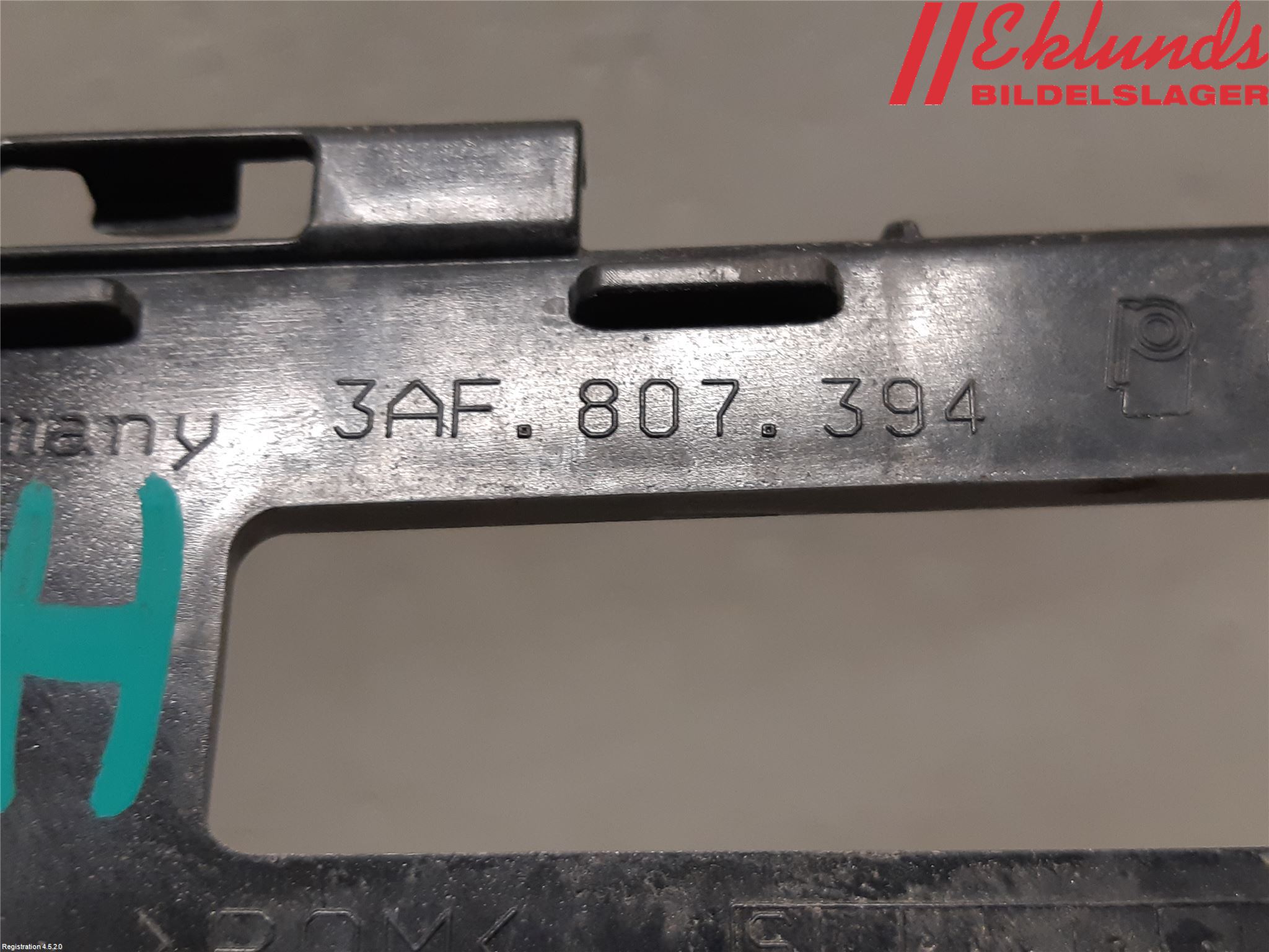Volkswagen VW PASSAT 11-14 Stötfångarfäste Bak Hö