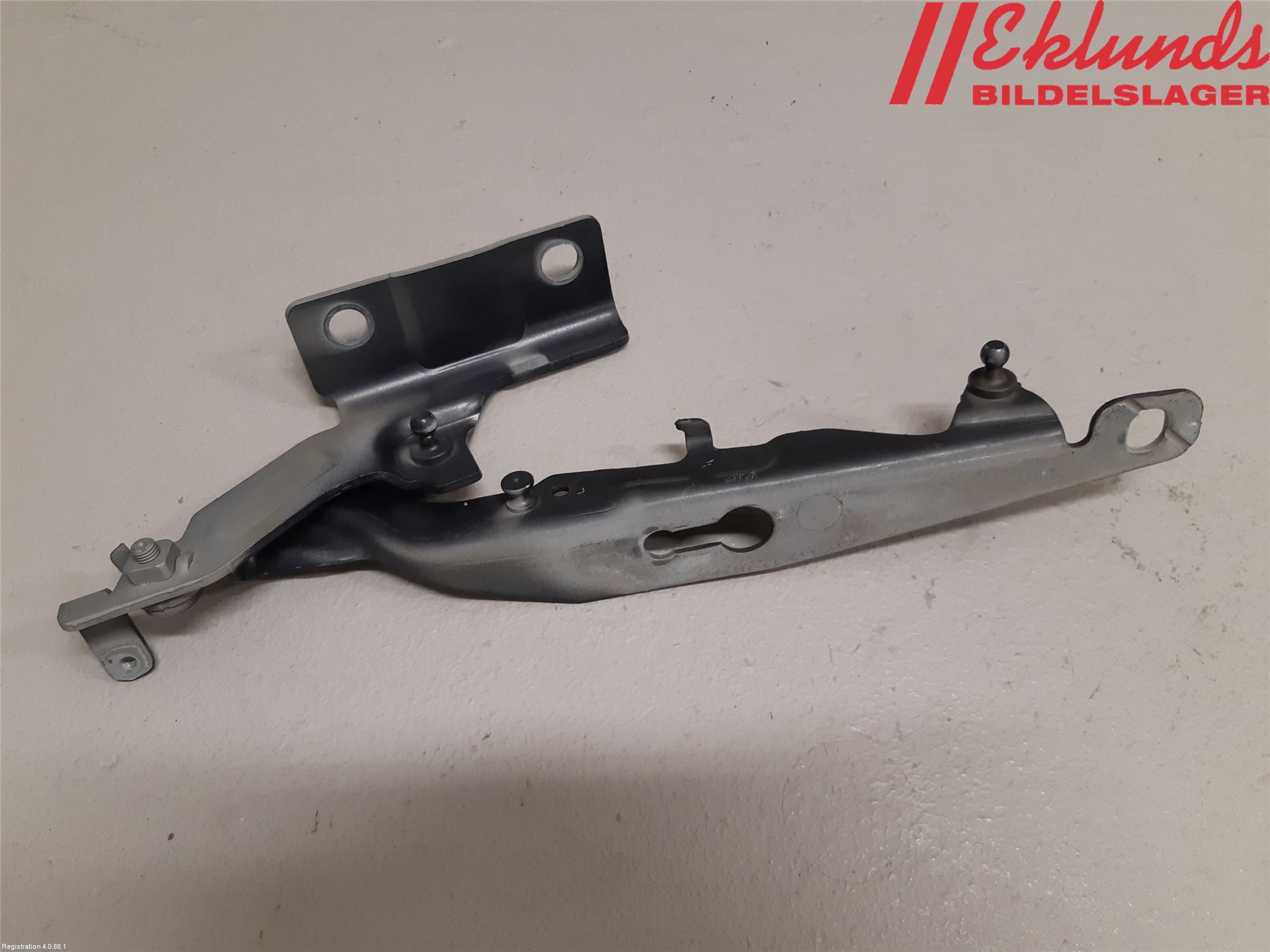 Volvo V60 11-13 Huvgångjärn