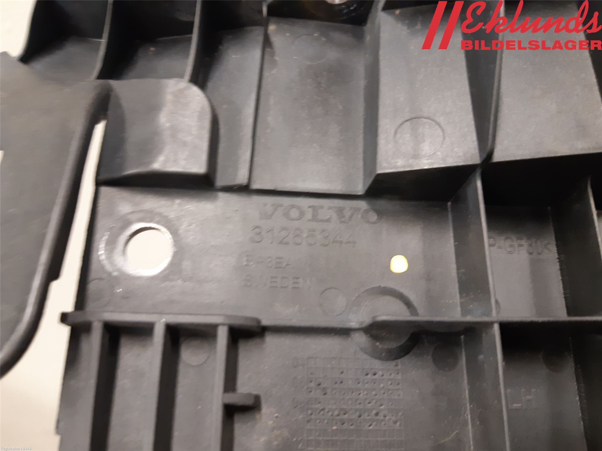 Volvo V70 08-13 Stötfångarfäste Fram Vä