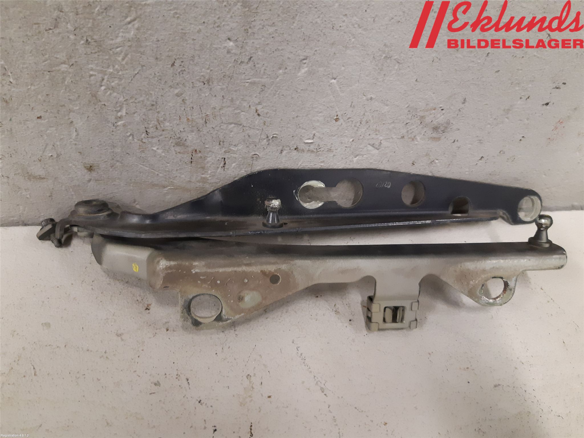 Volvo V70 05-08 Huvgångjärn