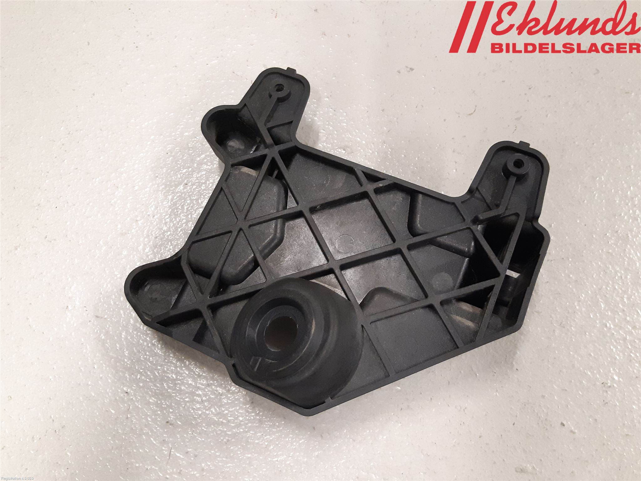 BMW 4 F32/F33/F82/F83 13-20 Stötfångarfäste Bak Hö