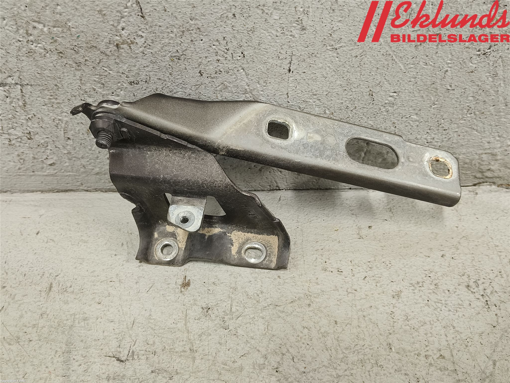 Audi A4 12-15 Huvgångjärn