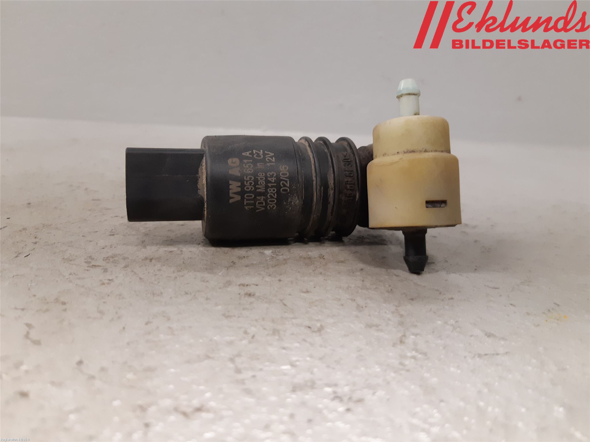 Volkswagen VW CADDY      04-10 Spolarpump Vindruta