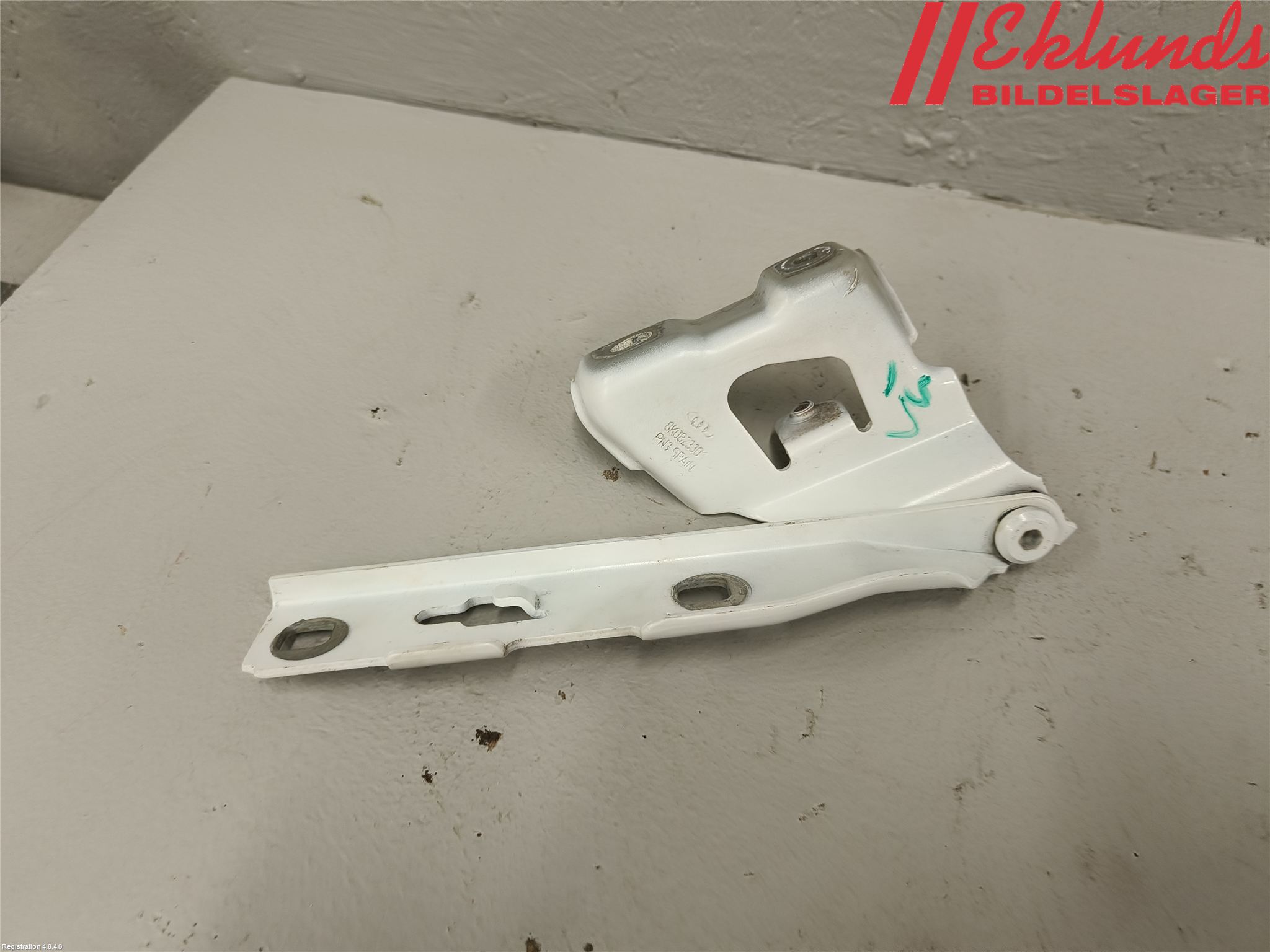 Audi A4/S4 08-11 Huvgångjärn