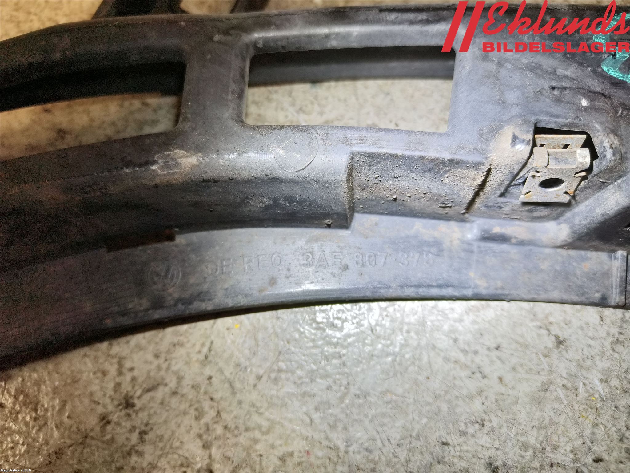 Volkswagen VW PASSAT 11-14 Stötfångarfäste Bak Hö