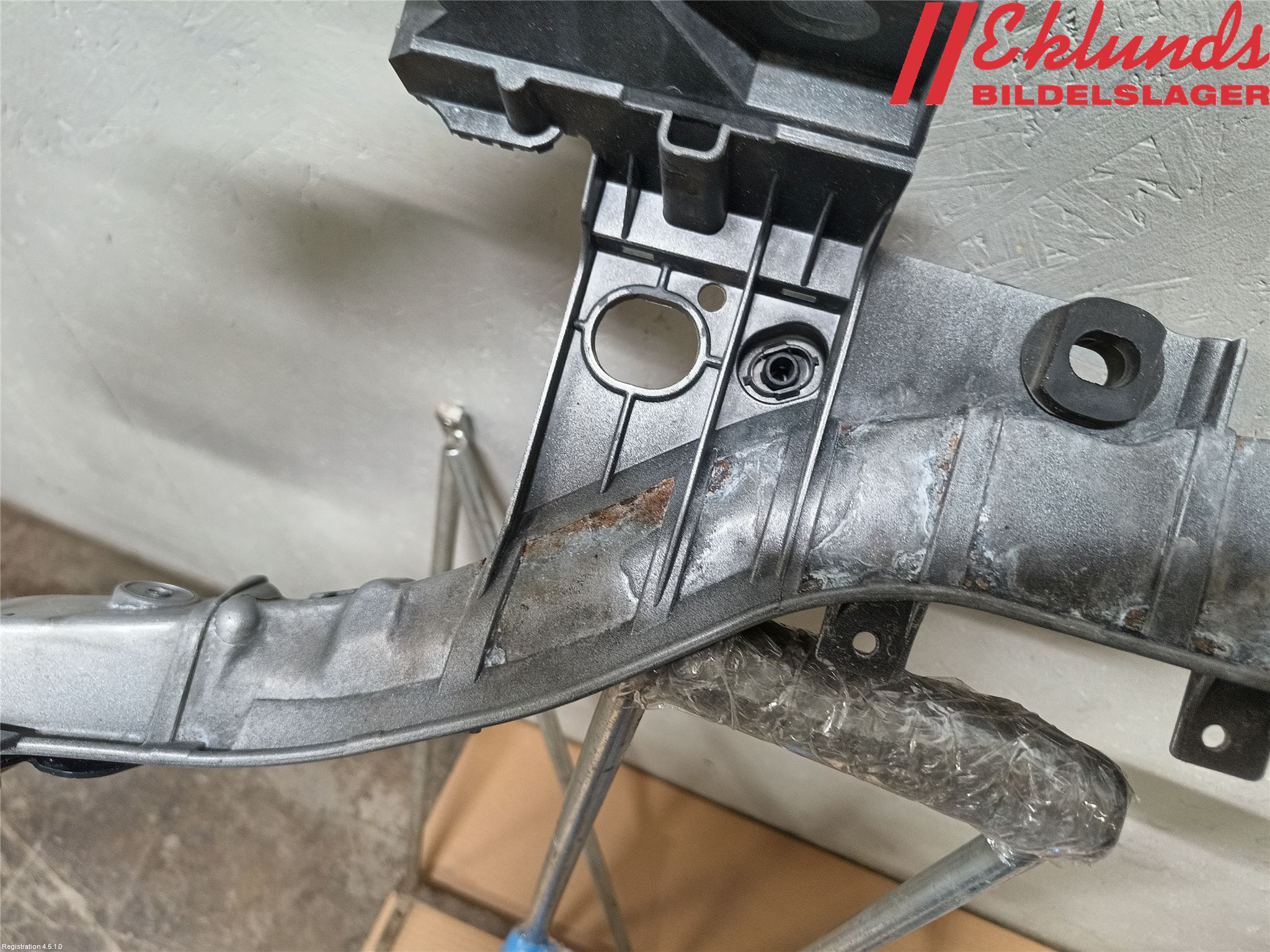 Ford FOCUS 11-14 Front Huvlåsplåt-Balk