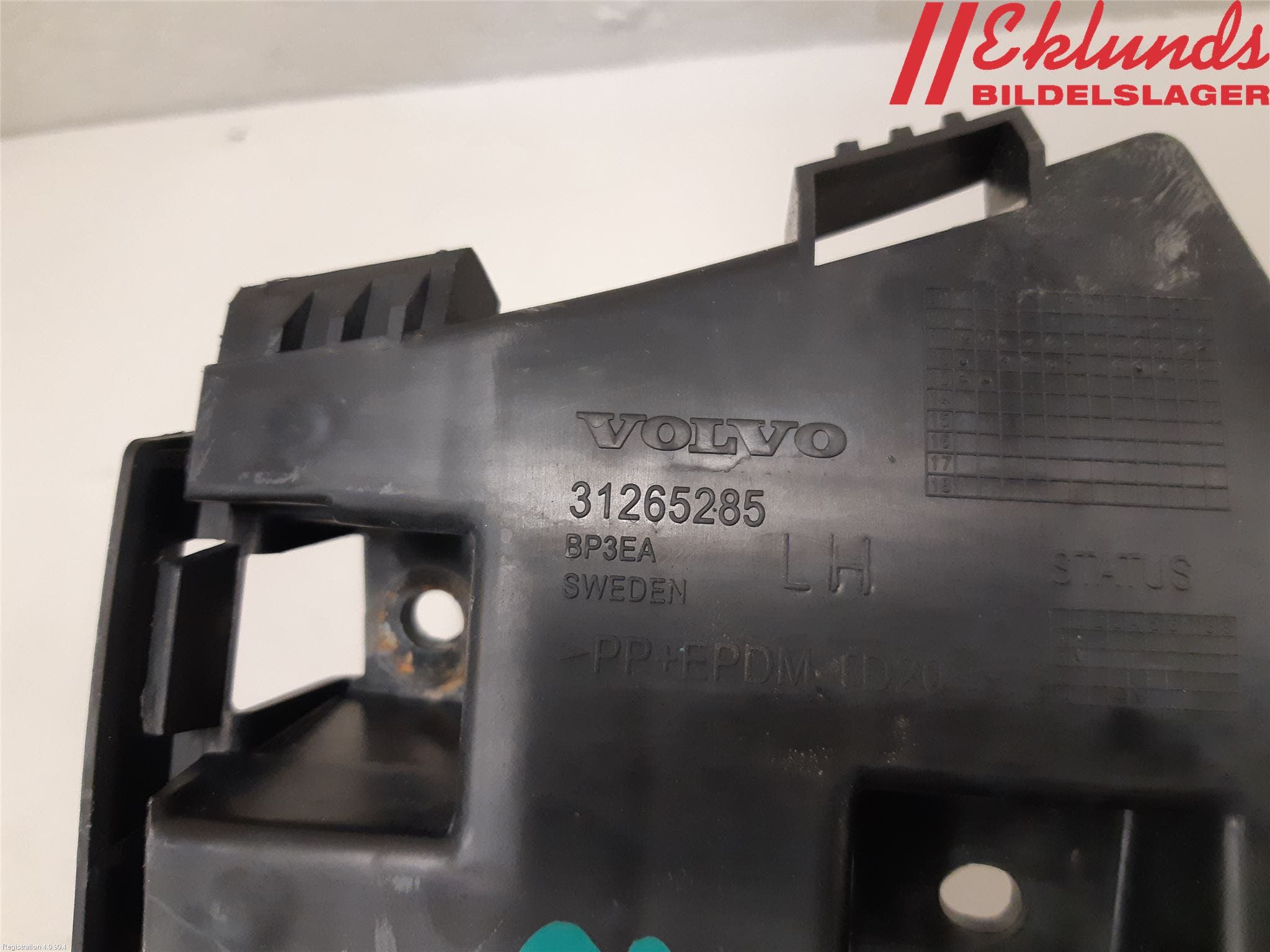 Volvo V60 11-13 Stötfångarfäste Bak Vä