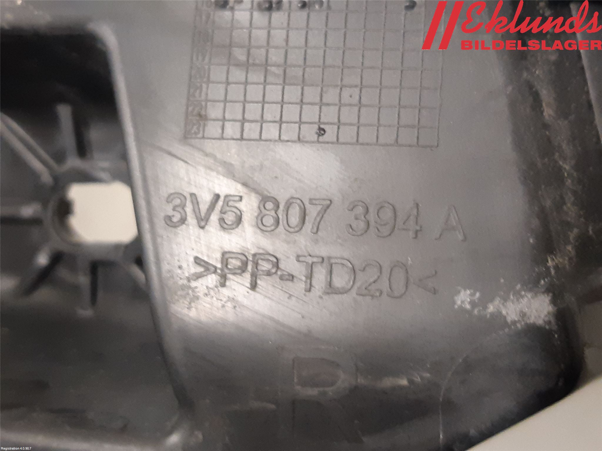 Skoda SUPERB 16-24 Stötfångarfäste Bak Hö