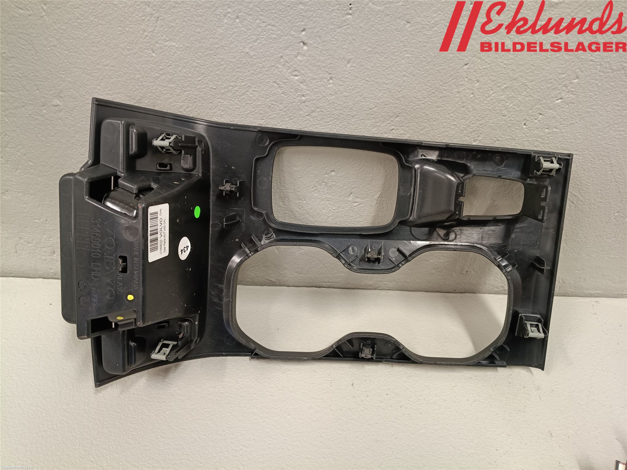 Volvo XC40/RECHARGE 18- Instrumentkonsoll Mitt