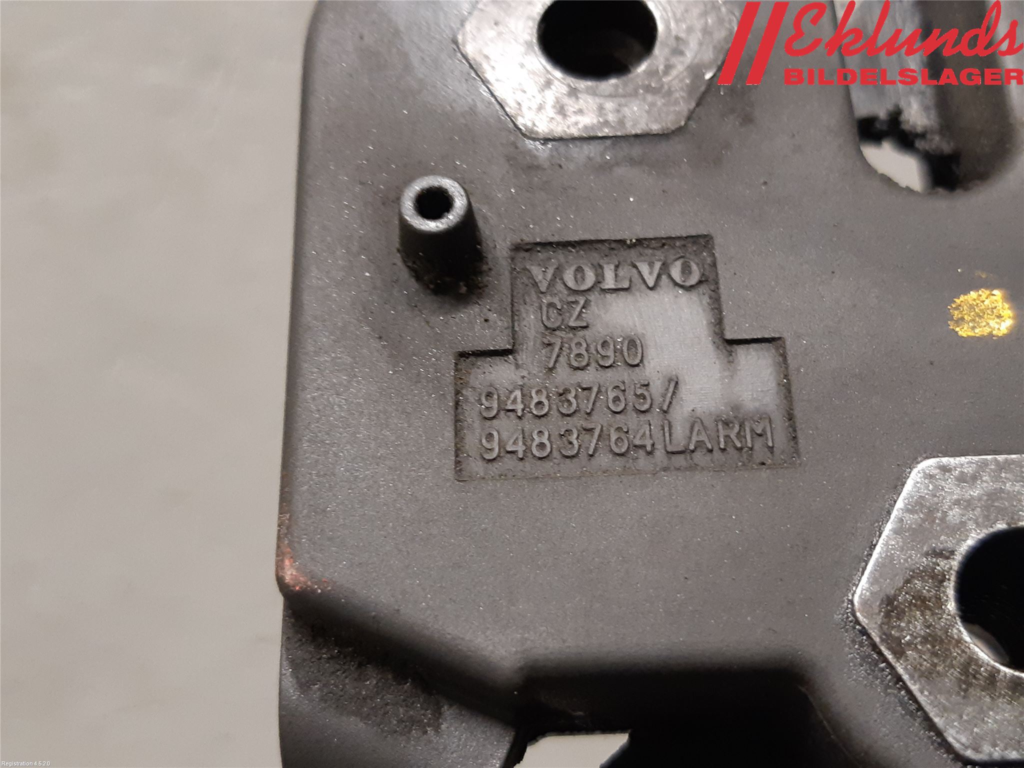 Volvo V70 05-08 Huvlås