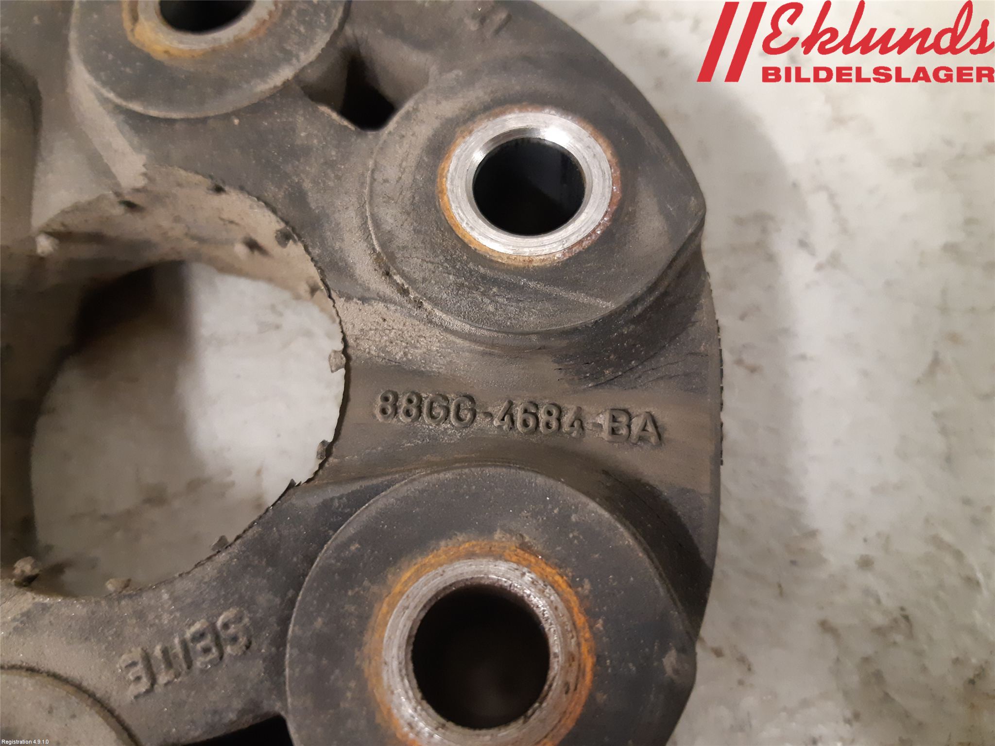 Ford SIERRA     87-93 Mellanaxel Gummiknut